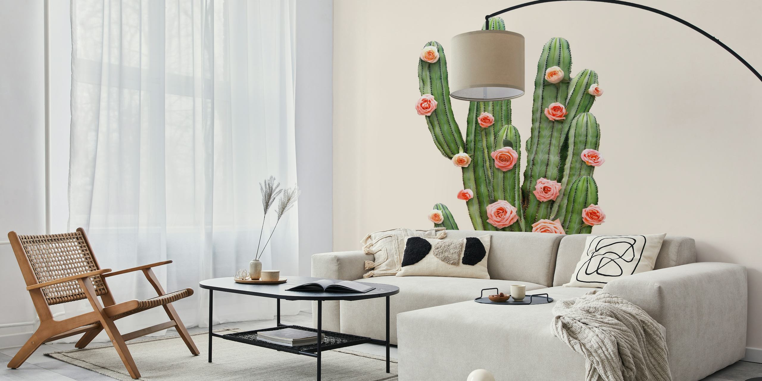 KAKTUS OG ROSER veggmaleri med en kaktus utsmykket med rosa roser på en pastell bakgrunn