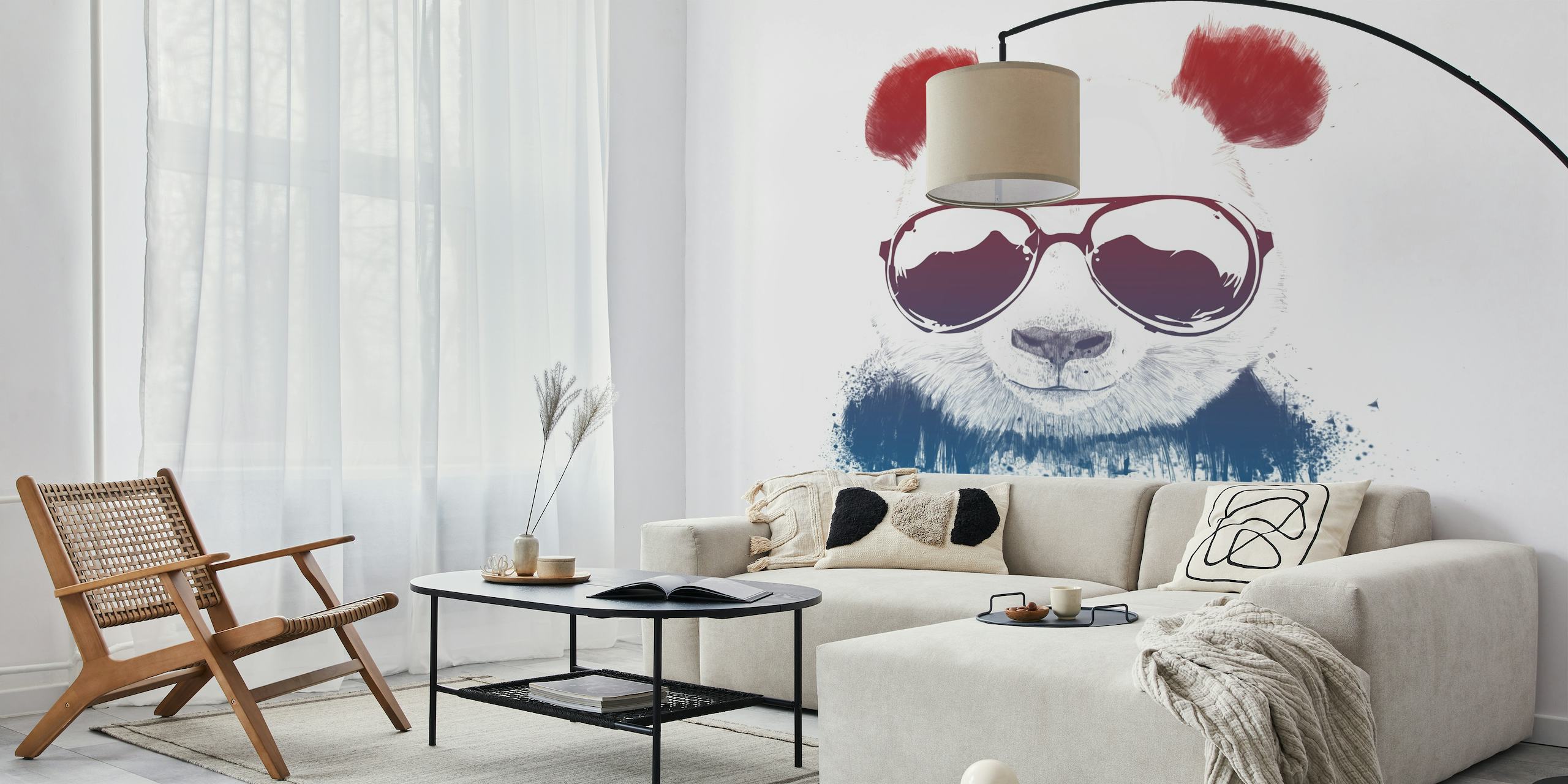 Carta da parati raffigurante un elegante panda con occhiali da sole e orecchie rosse su uno sfondo bianco con gocce di vernice blu