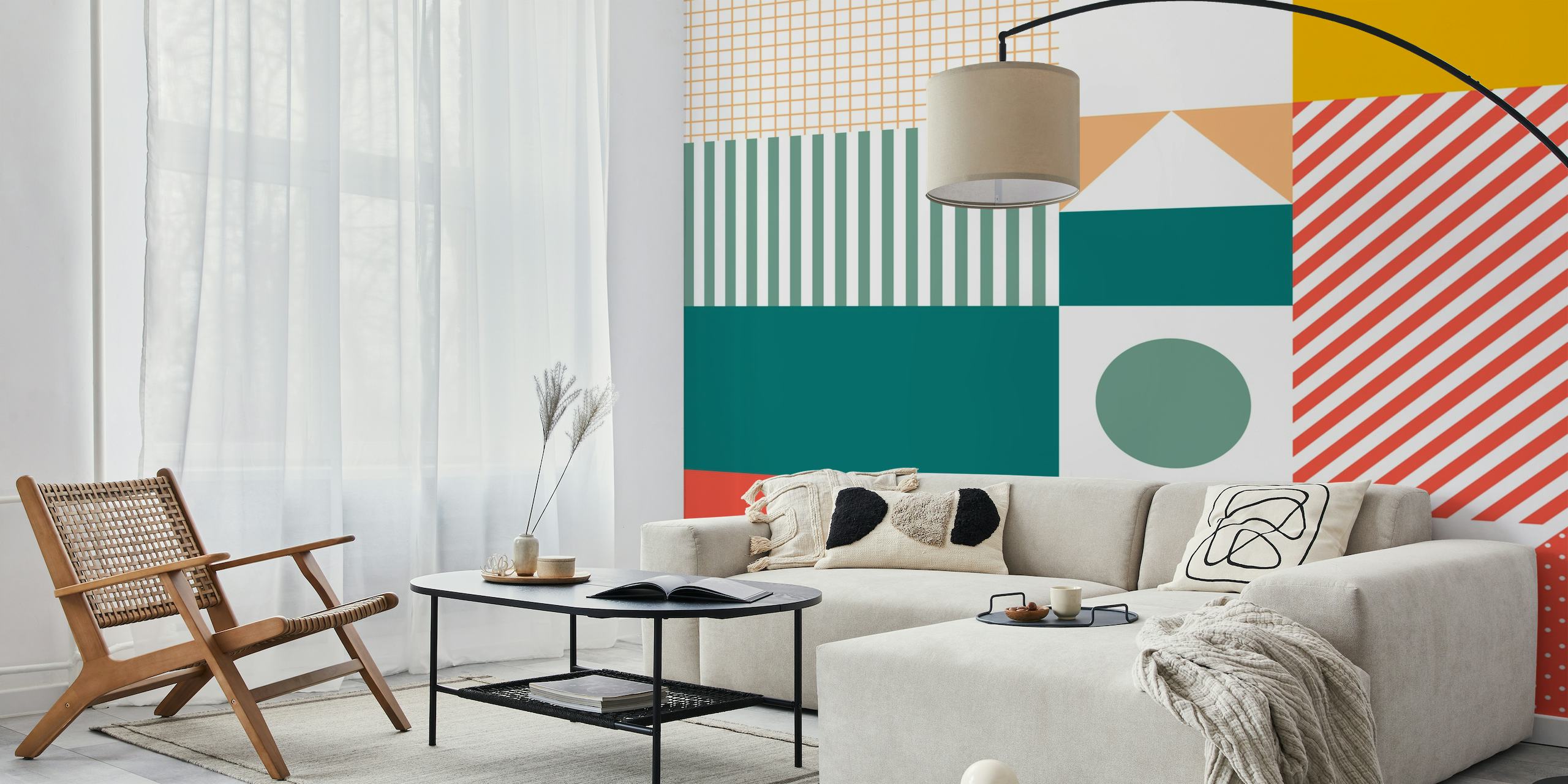 Kleurrijke muurschildering met geometrische patronen met een mix van geruite vierkanten en strepen in mandarijn-, blauwgroen- en pasteltinten.