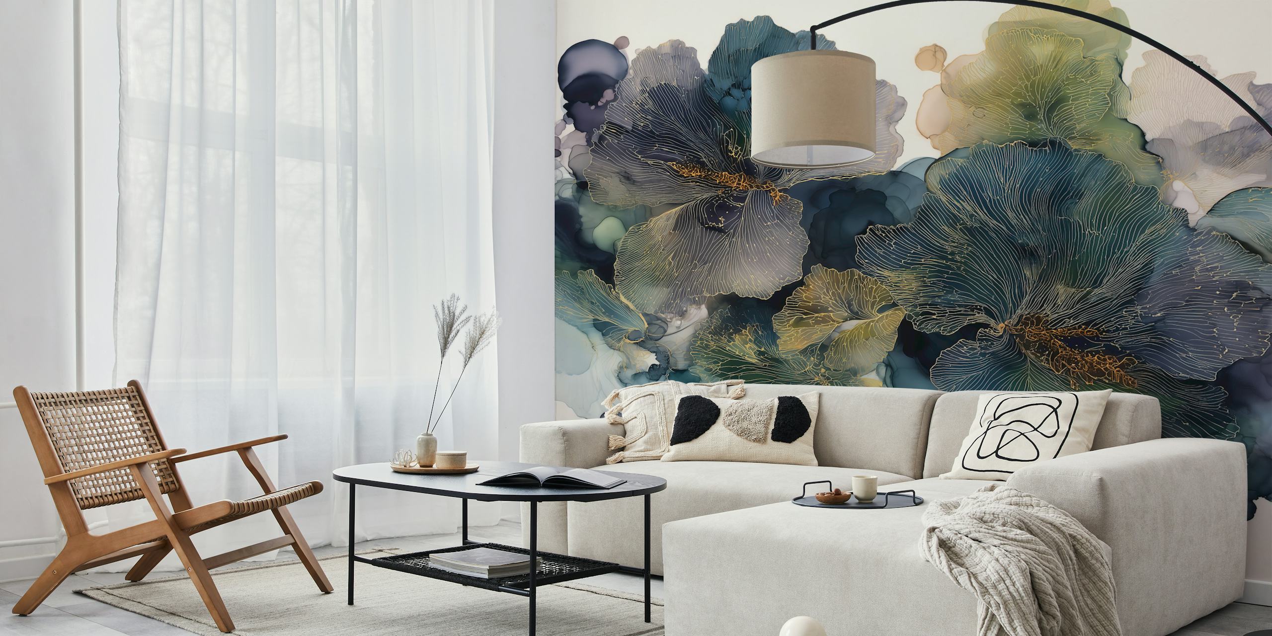 Große, blauen Blumen mit goldenen Linien auf aquarellartigem Hintergrund Tapete