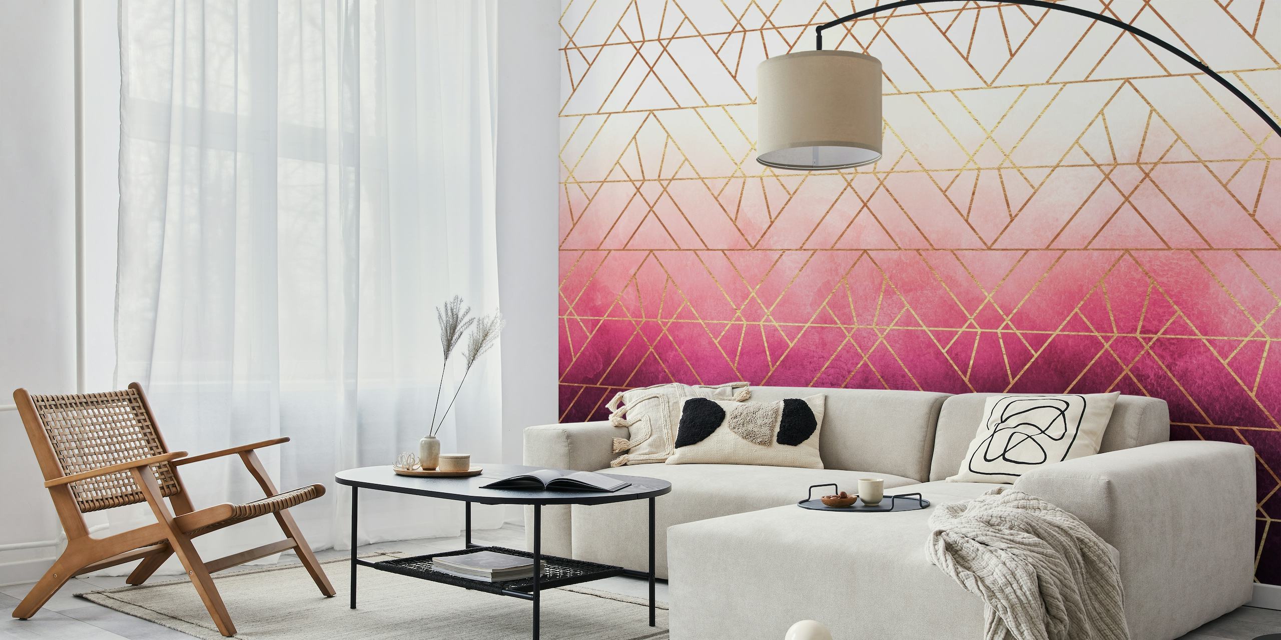 Tyylikäs vaaleanpunainen ombre-kolmiokuvio kullanvärisellä seinämaalauksella