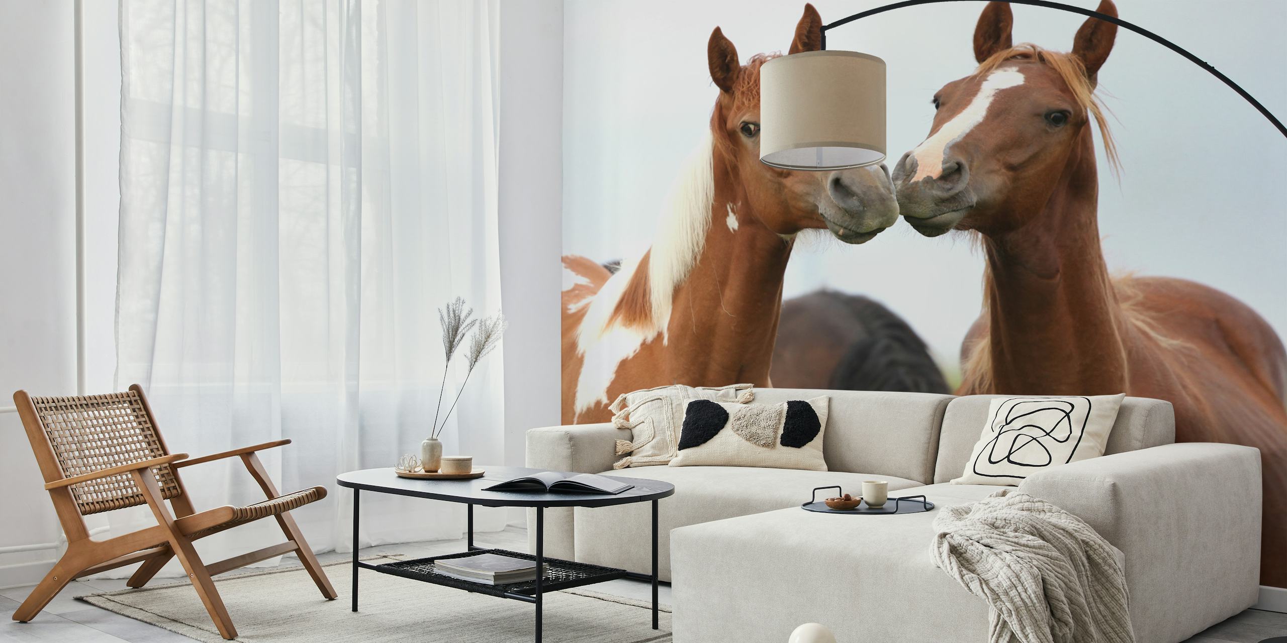 Twee speelse paarden dicht bij elkaar in een kamer