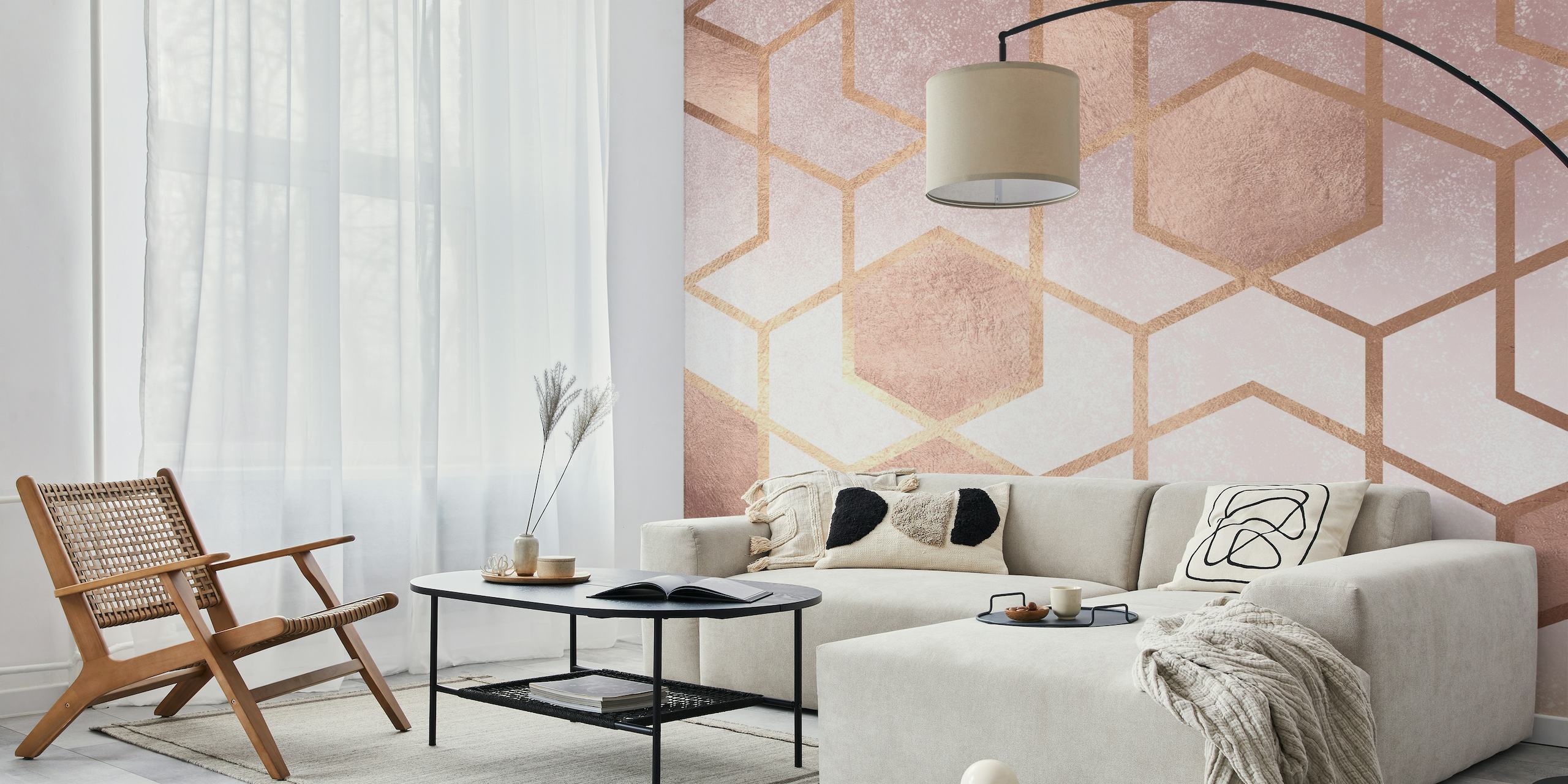 Geometrisk mønster rose vægmaleri med lyserøde nuancer og bløde metalliske linjer