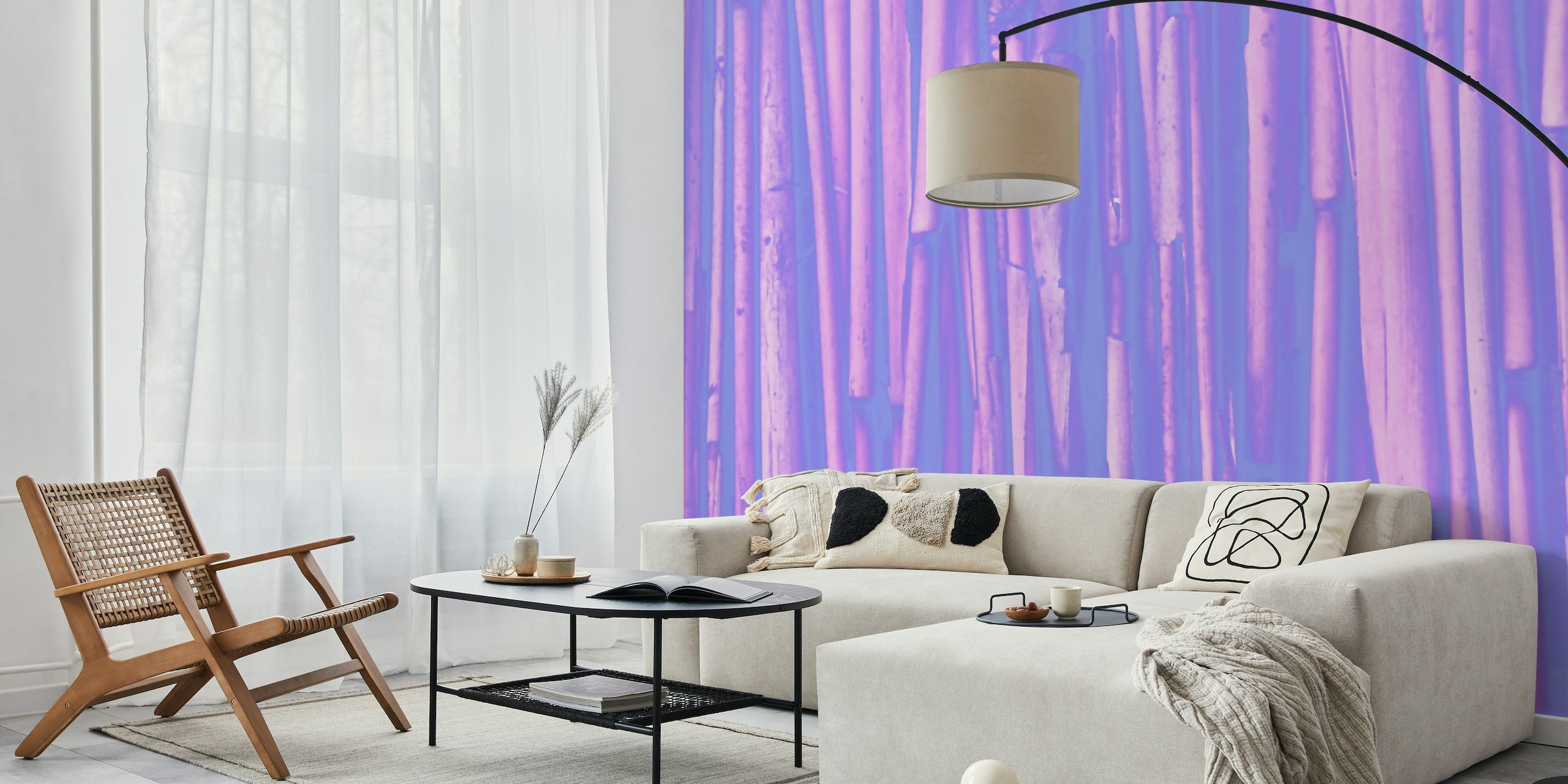 Fotomural de estilizadas cañas de bambú de color violeta creando un ambiente tranquilo y elegante.