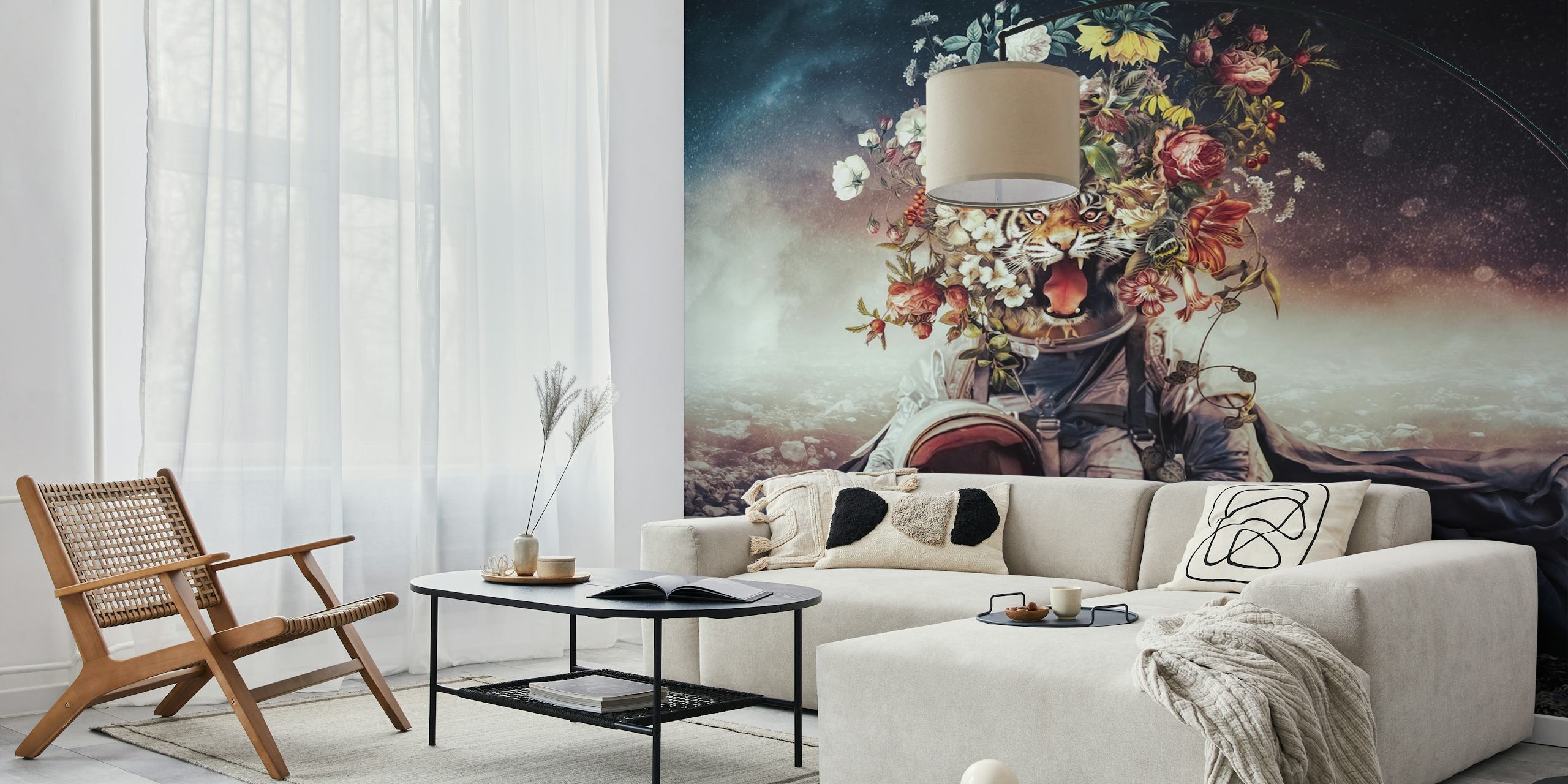 Katze in Astronautenkostüm mit Blumen