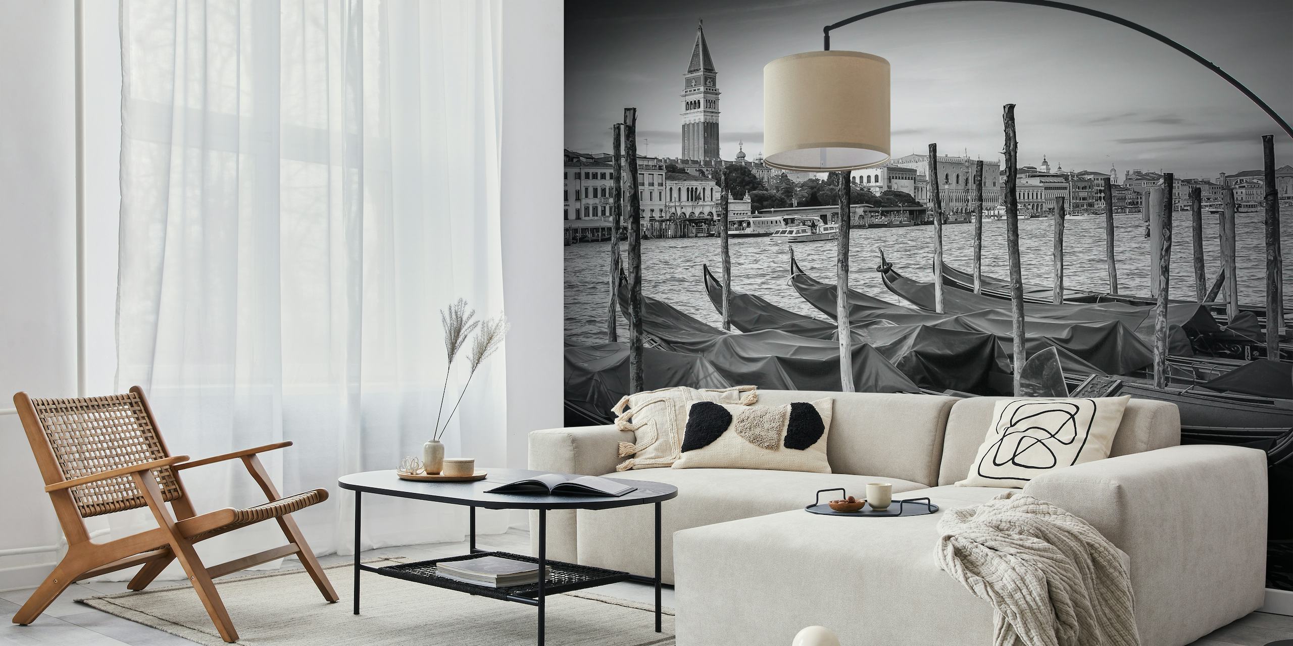 Svart-hvitt veggmaleri av Venezia Grand Canal med gondoler og historisk arkitektur