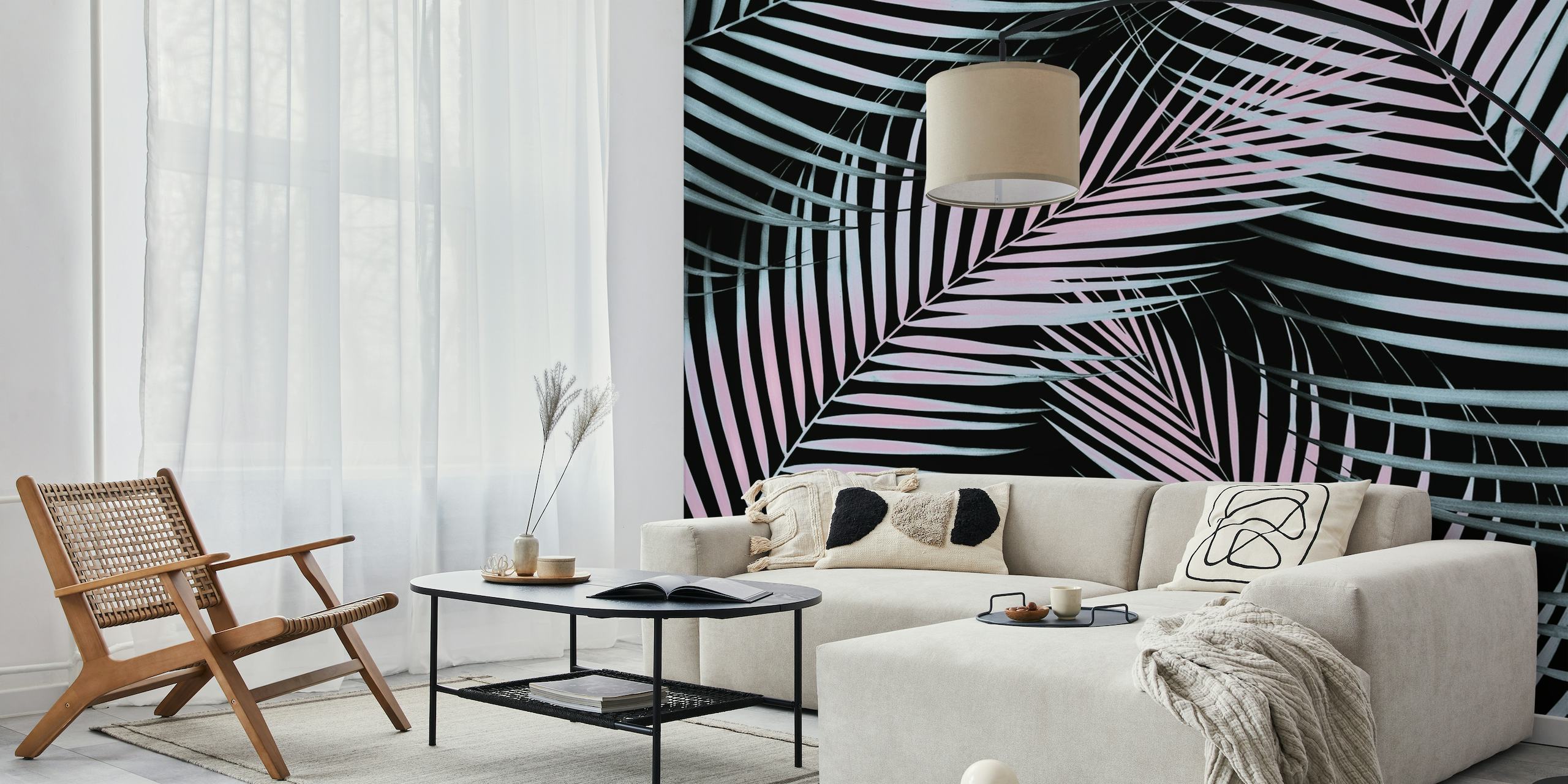 Desenho de fotomural vinílico de parede com folhas de palmeira pretas e rosa estilizadas.