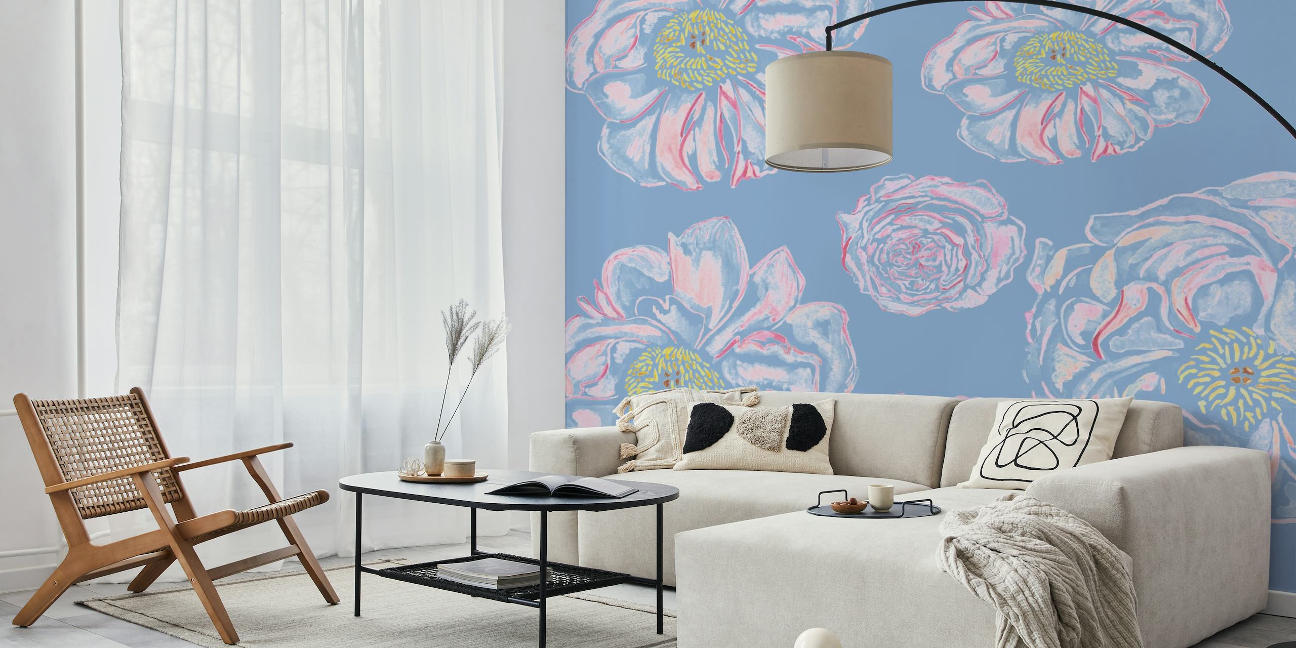 Tyylitellyt abstraktit kukat sinisen, vaaleanpunaisen ja lilan sävyissä keltaisilla aksenteilla seinämaalauksessa