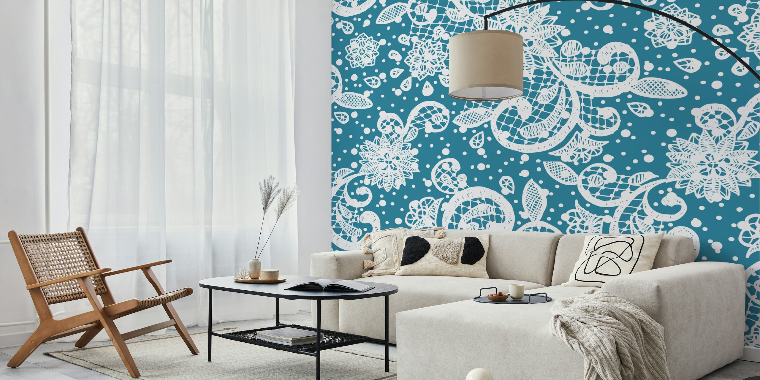 Το ταπισερί τοίχου White Lace Classic Ornament με λεπτά λευκά σχέδια σε μπλε φόντο.