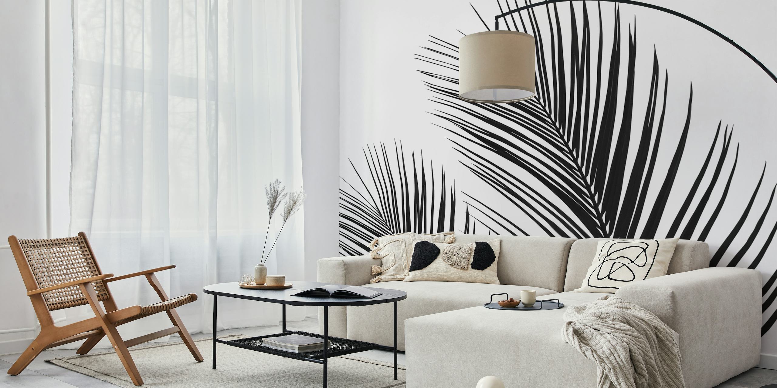 Monokrom vægmaleri med et nærbillede af tropiske palmeblade med indviklede detaljer og teksturer.