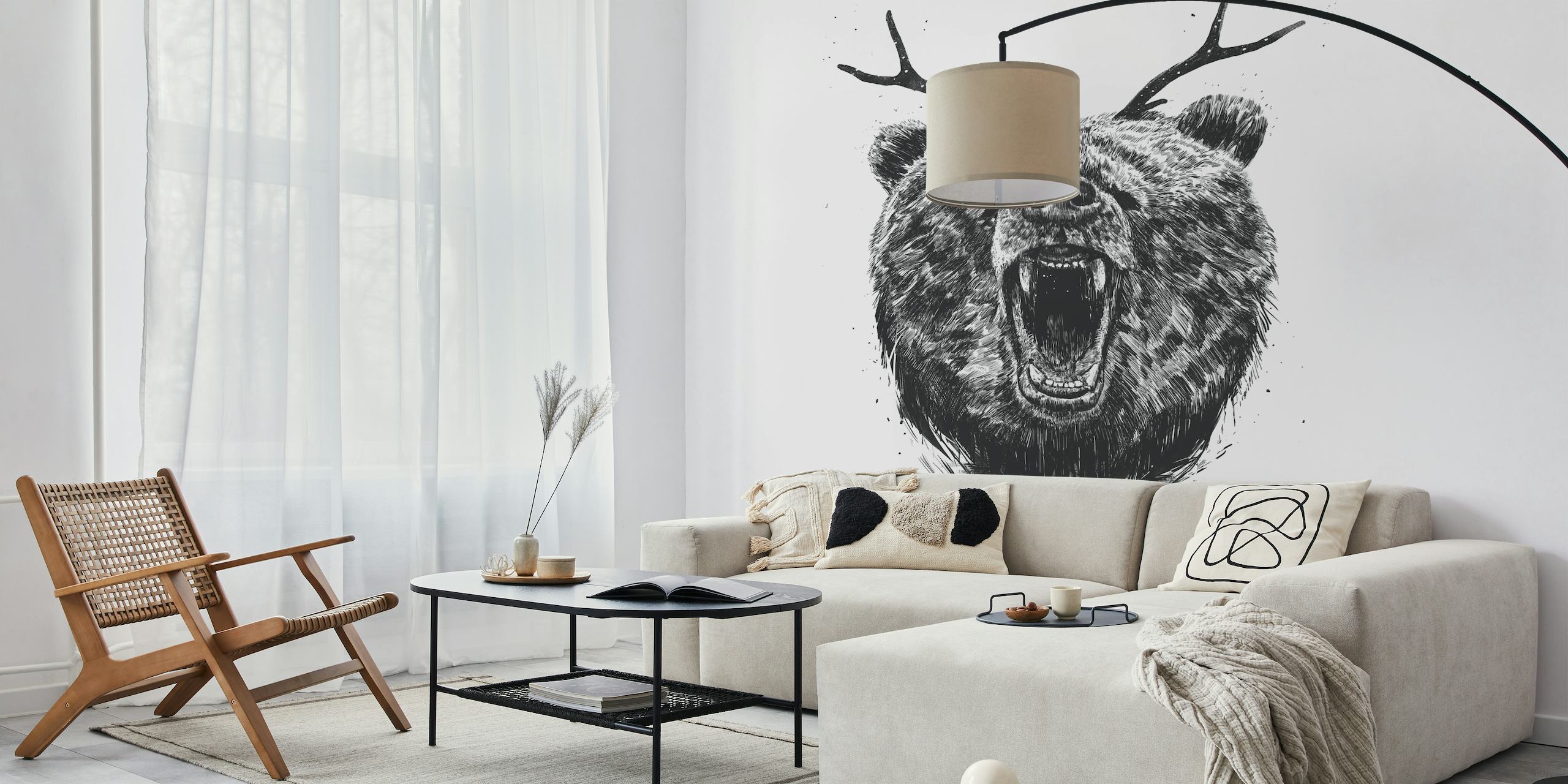 Sort og hvidt vægmaleri af en vred bjørn med gevirer