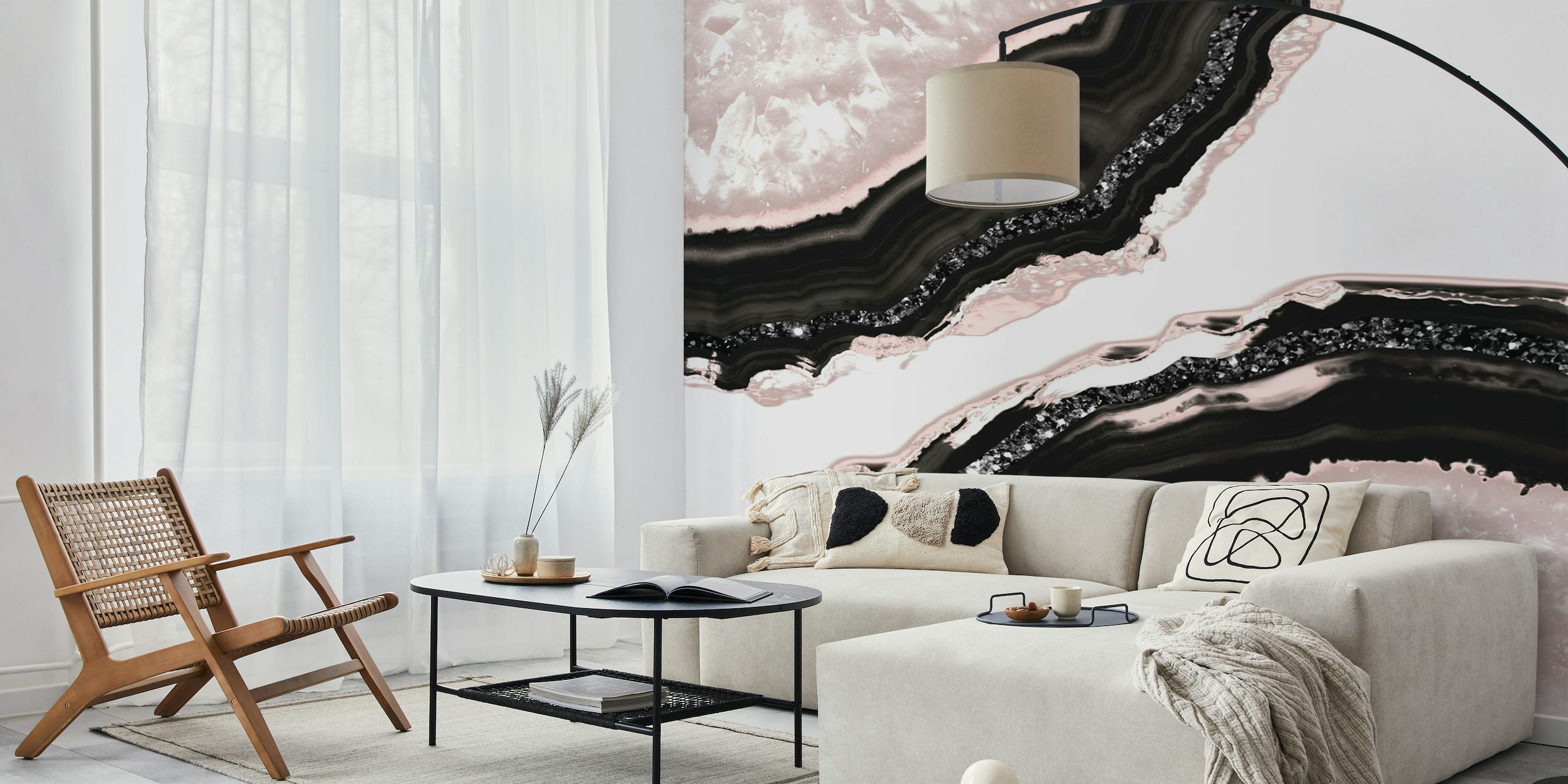 Stilfuldt agat-inspireret vægmaleri med sorte, hvide og bløde lyserøde mønstre og glitteraccenter