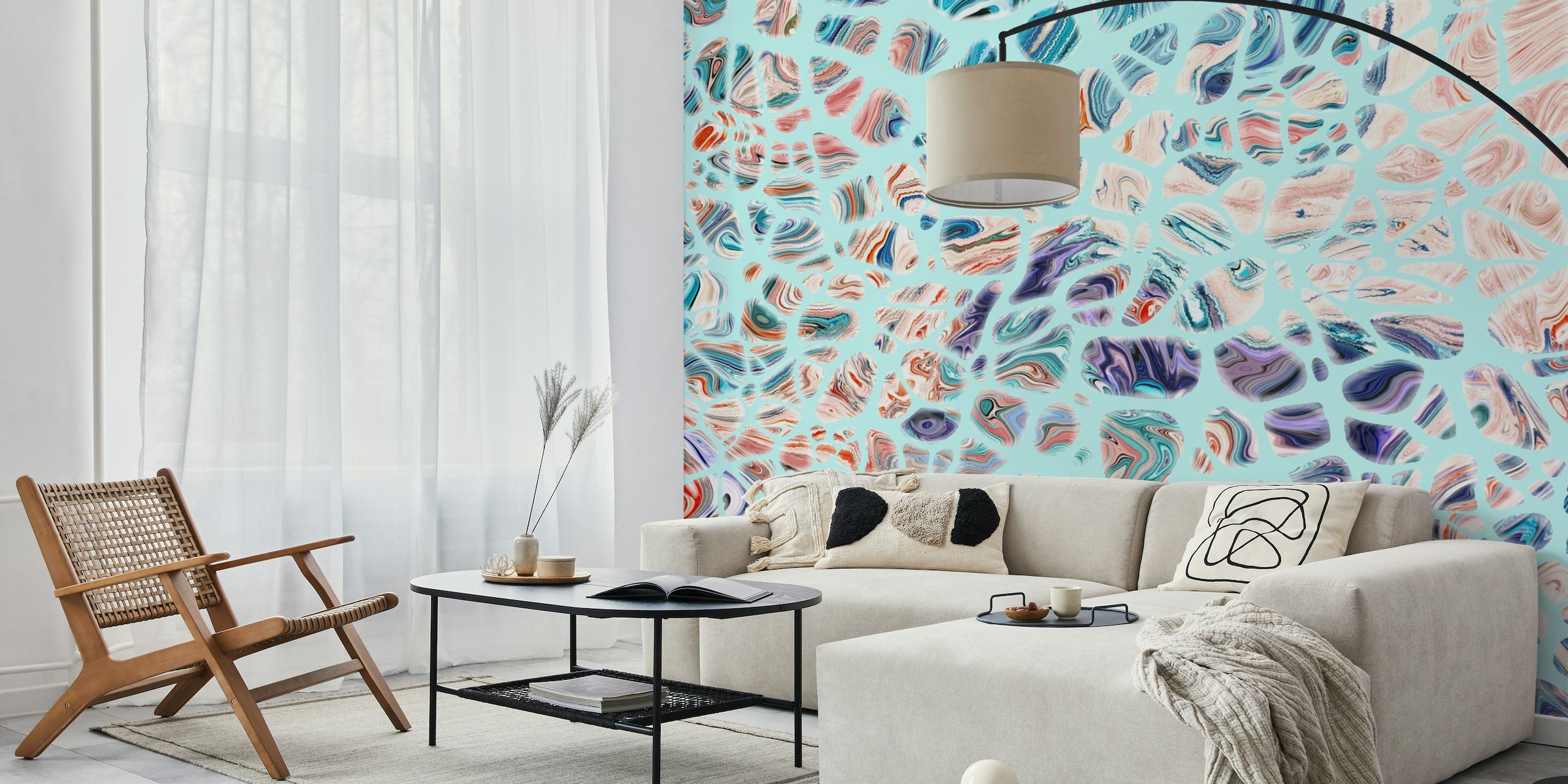 Blå abstrakt vægmaleri med hvirvlende mønstre i nuancer af blå og violet.