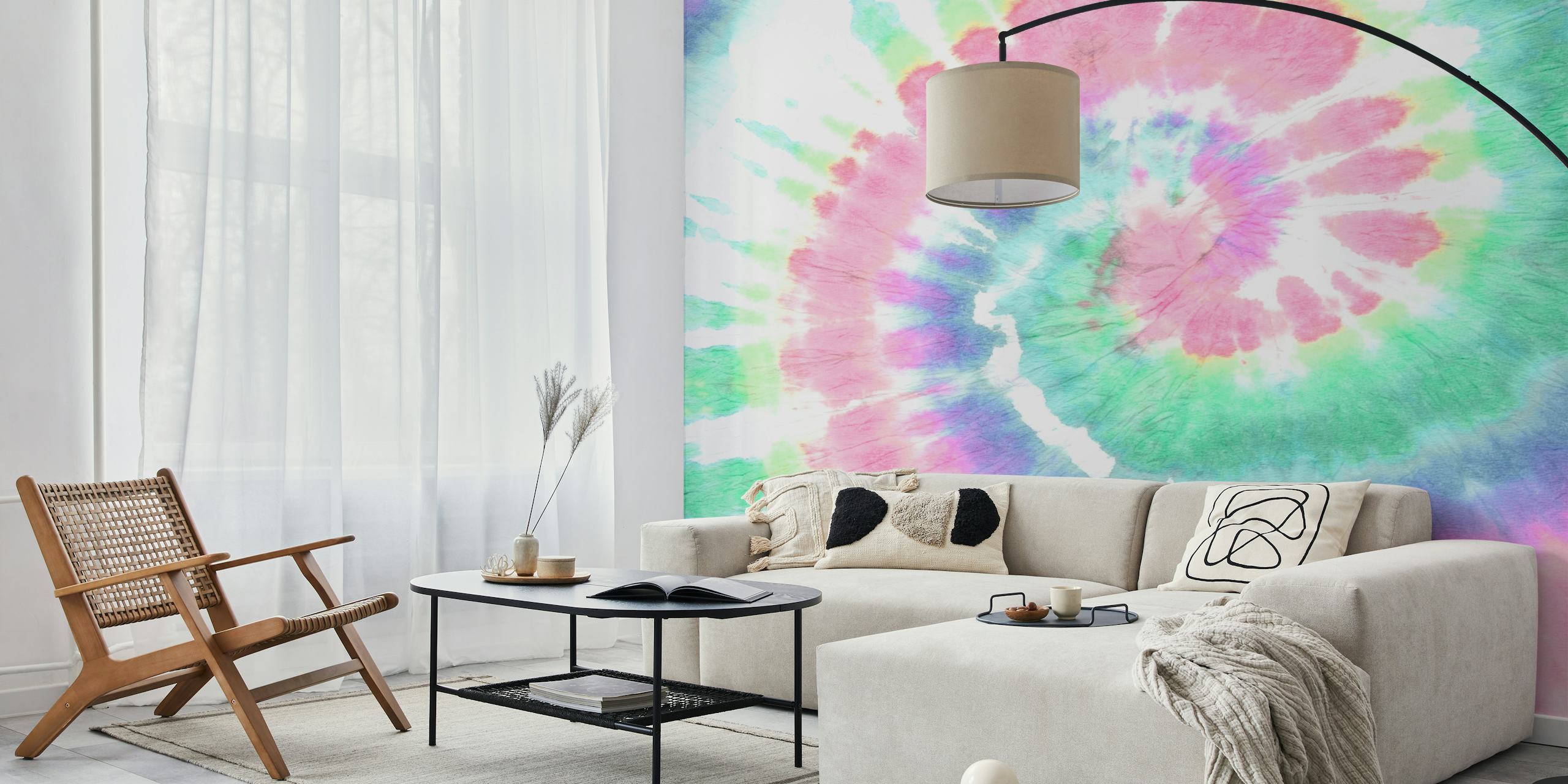 Energieke roze tie-dye muurschildering met wervelingen van roze, groen en blauw