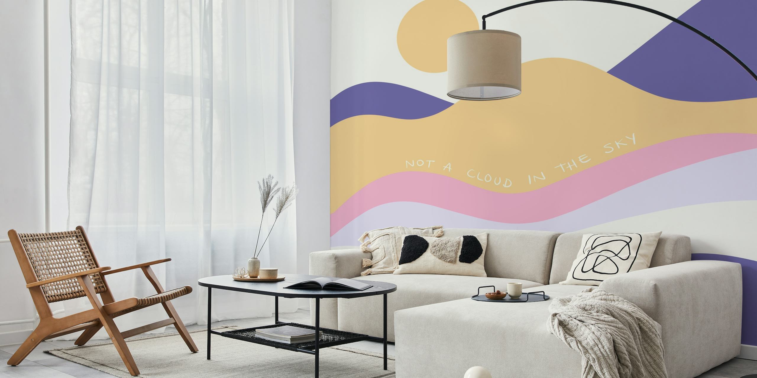 Abstrakti pastellivärinen seinämaalaus, joka kuvaa rauhallista horisonttia kultaisen auringon kanssa nimeltä "Not A Cloud In The Sky".