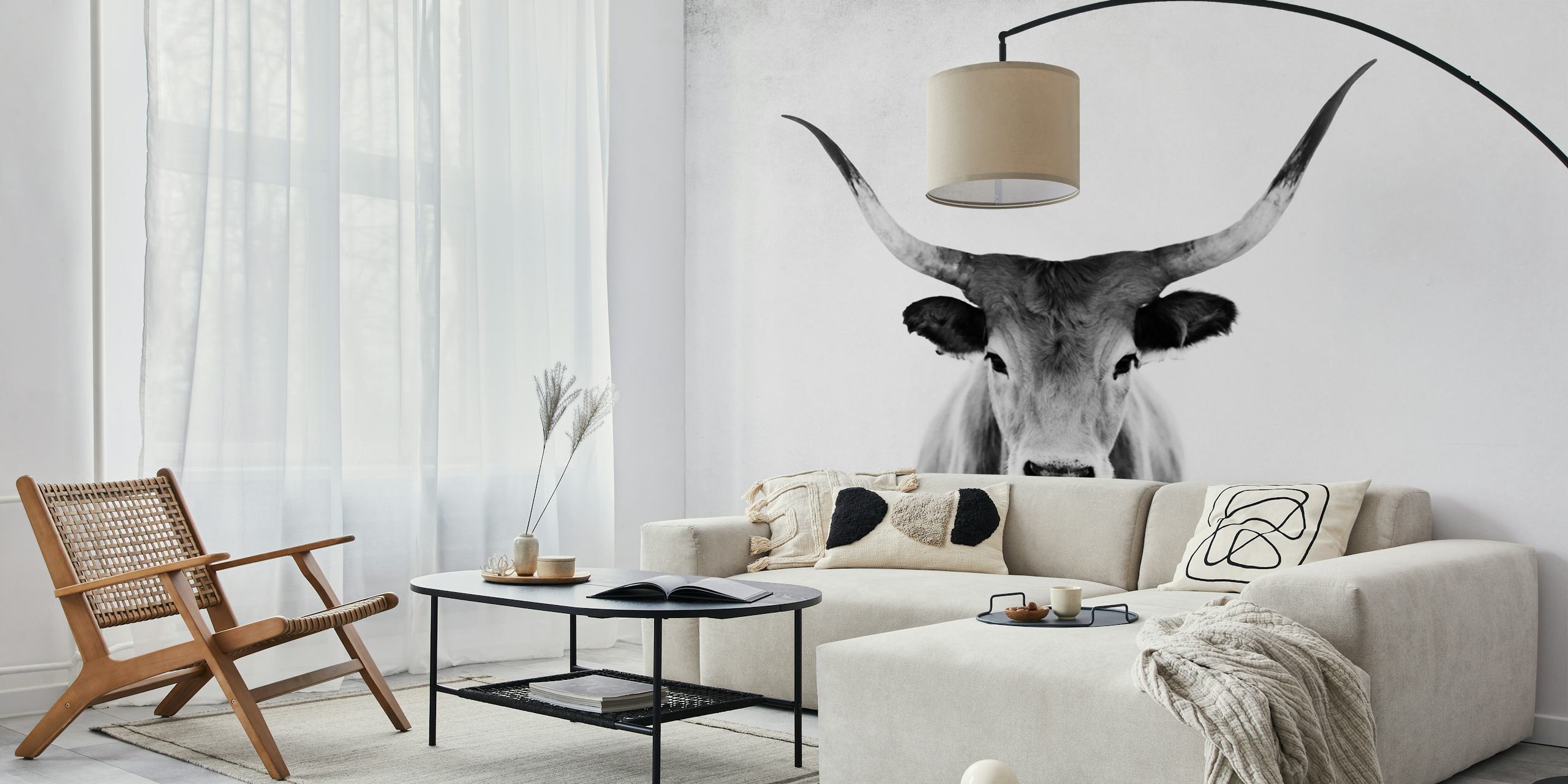 Een zwart-wit fotobehang met een serene koe met prominente hoorns tegen een gestructureerde achtergrond.