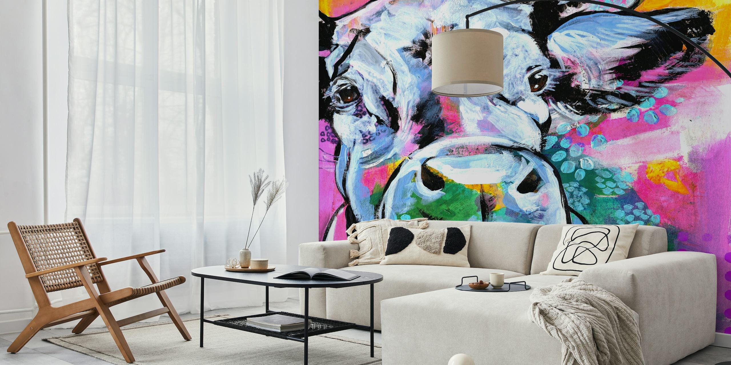 Kleurrijke kunstmuurschildering met een koe met een abstract ontwerp met heldere kleuren en patronen