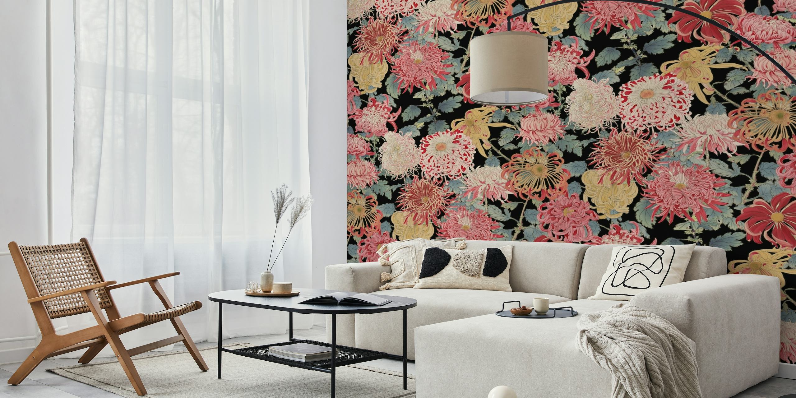Itämaiseen tyyliin kukkainen seinämaalaus, jossa täyteläiset vaaleanpunaiset, kultaiset ja vihreät kukat tummalla taustalla
