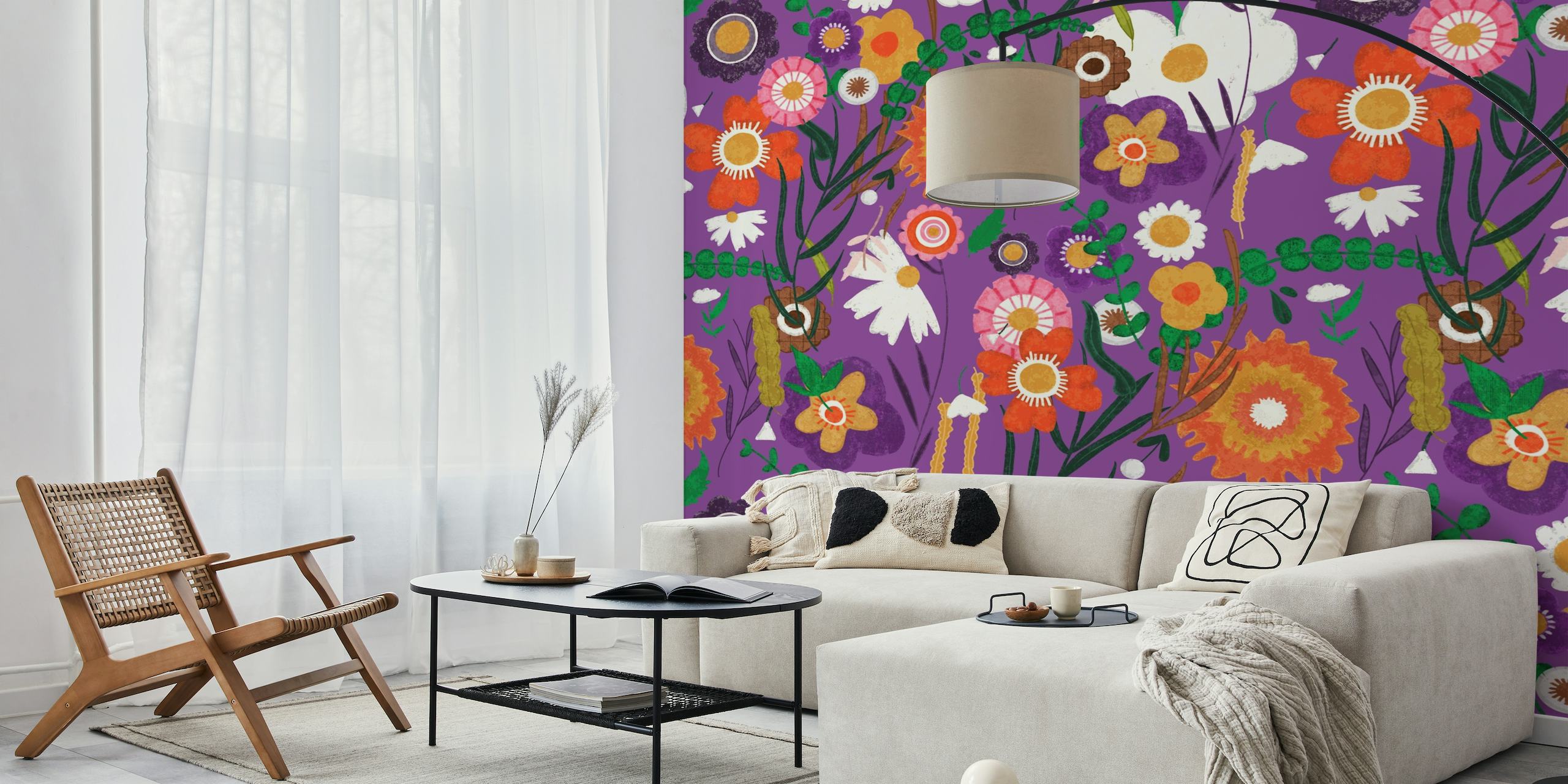 Folk Spring Floral Purppura seinämaalaus, jossa eloisia kukkia ja kansantaidekuvioita violetilla taustalla.