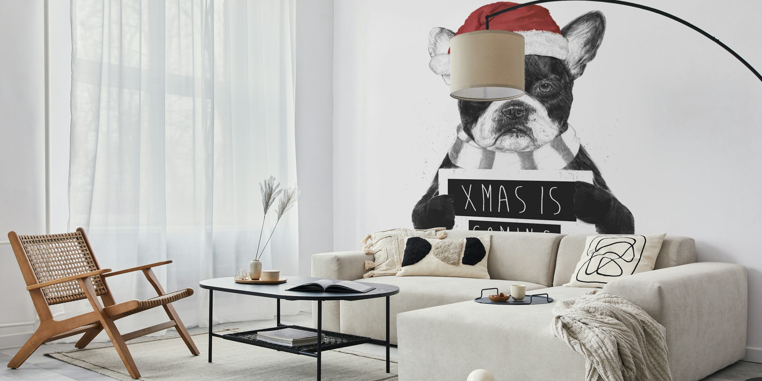 Hund in einem Weihnachtsmannhut mit Xmas is coming Schild