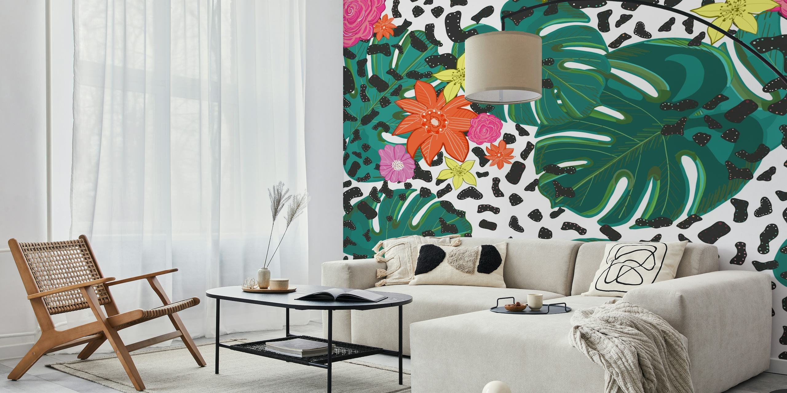 Värikäs trooppinen seinämaalaus monsteran lehdillä, kirkkailla kukilla ja leopardin täplillä