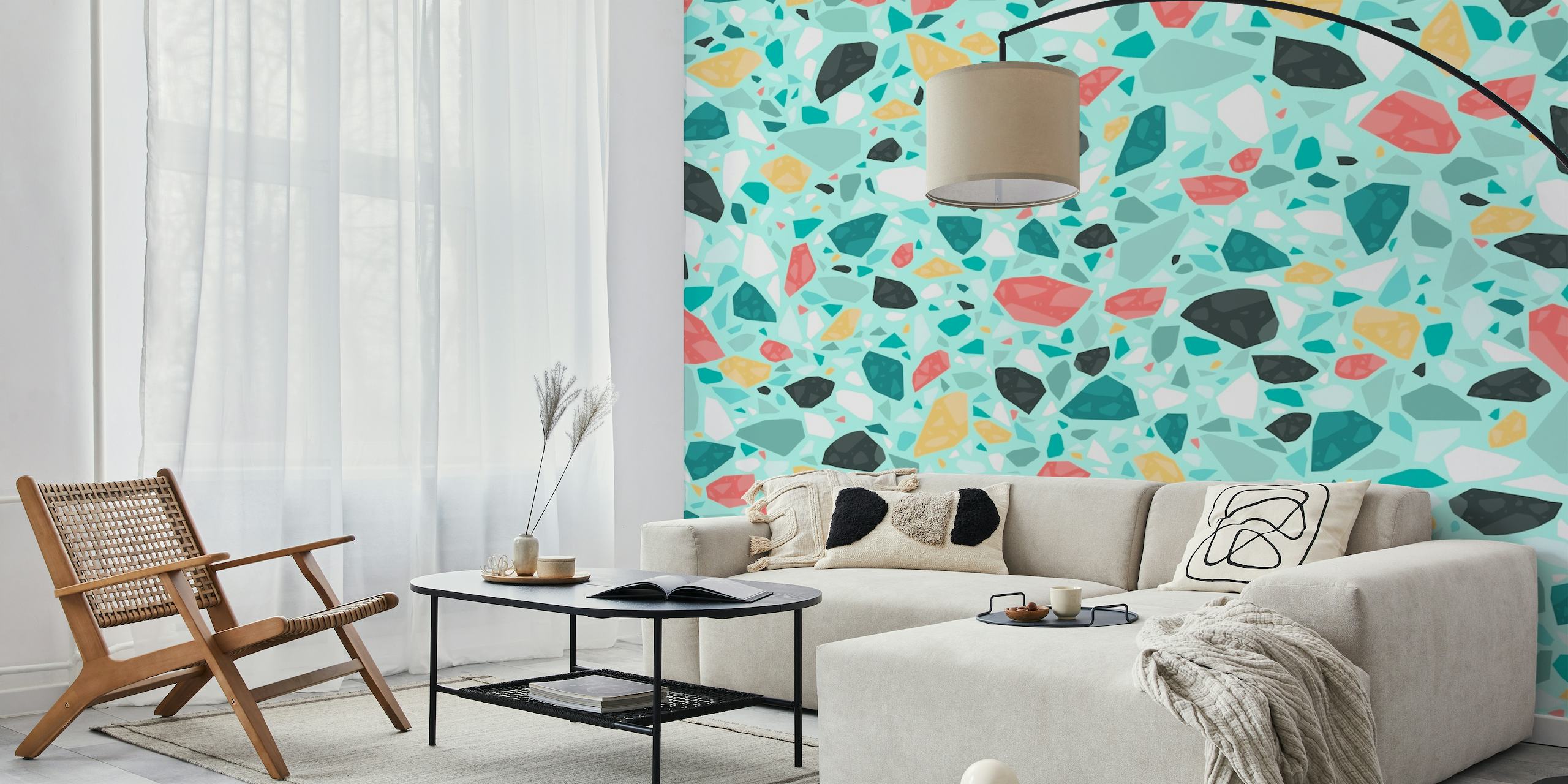 Mint Terrazzo Mozaïekpatroon muurschildering met een mix van koraal, zwart en pastelkleurige stukjes op een witte achtergrond
