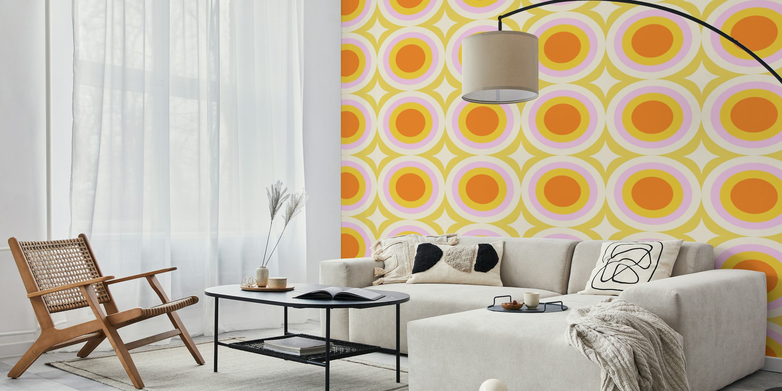 Groovy Dots Sage muurschildering met oranje en witte cirkelvormige patronen op een lichtgroene achtergrond