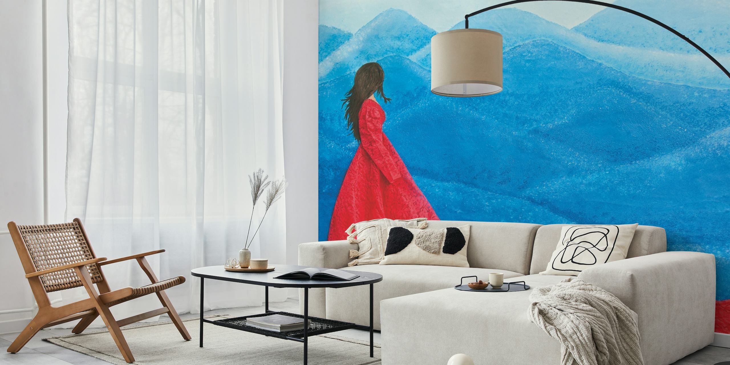 Figura elegante in abito rosso contro il murale astratto delle onde blu