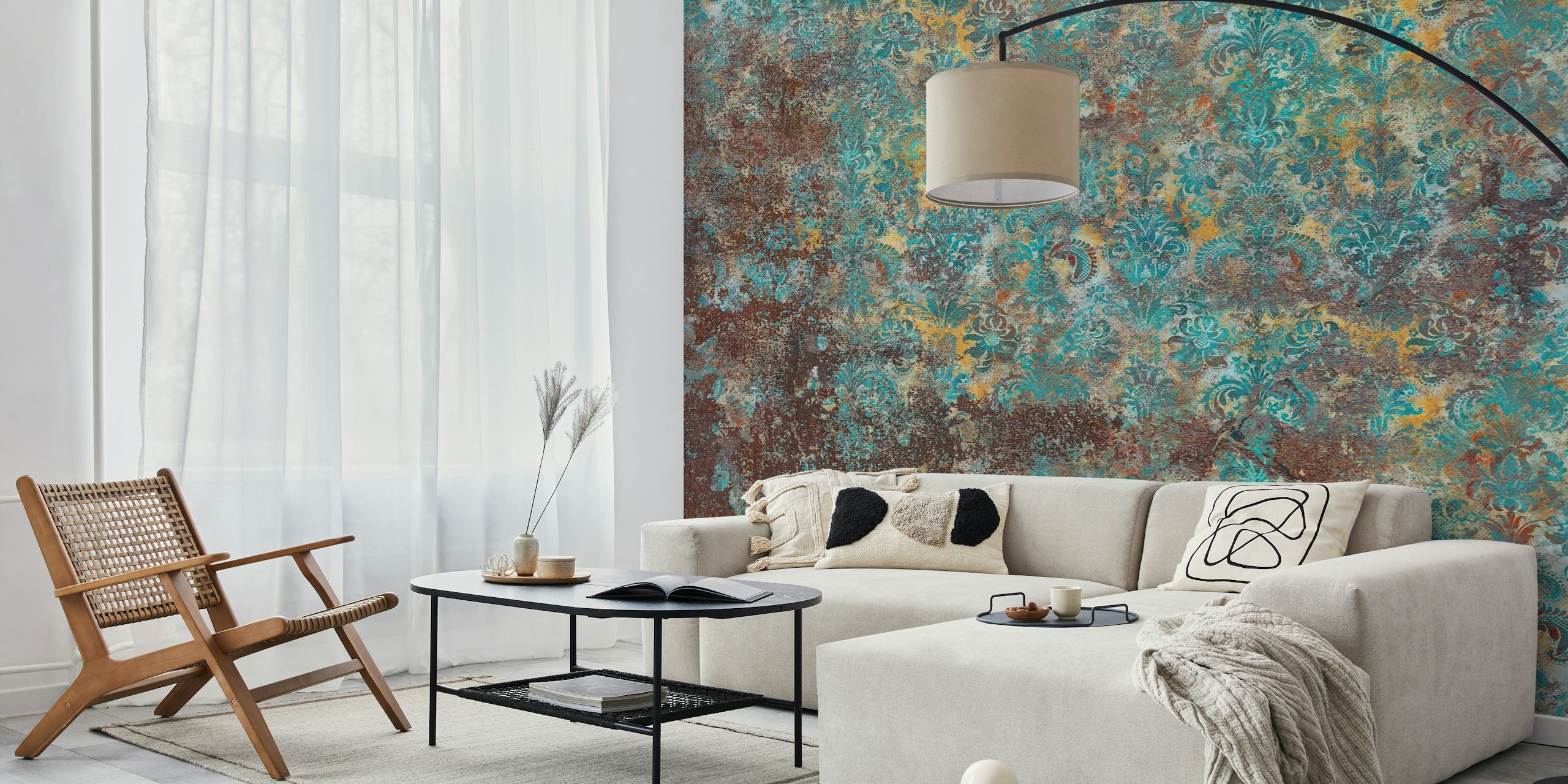 Carta da parati murale Grunge Damask Wall Aqua Rust caratterizzata da tonalità acqua e ruggine con un aspetto strutturato per un look sofisticato.