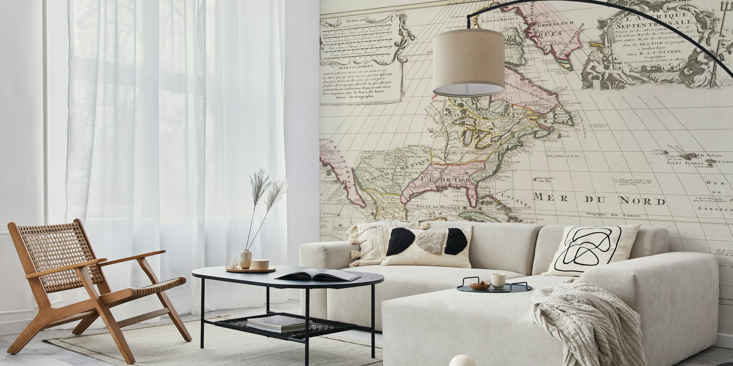 Vintage map tapetti tyylikkässä huoneessa