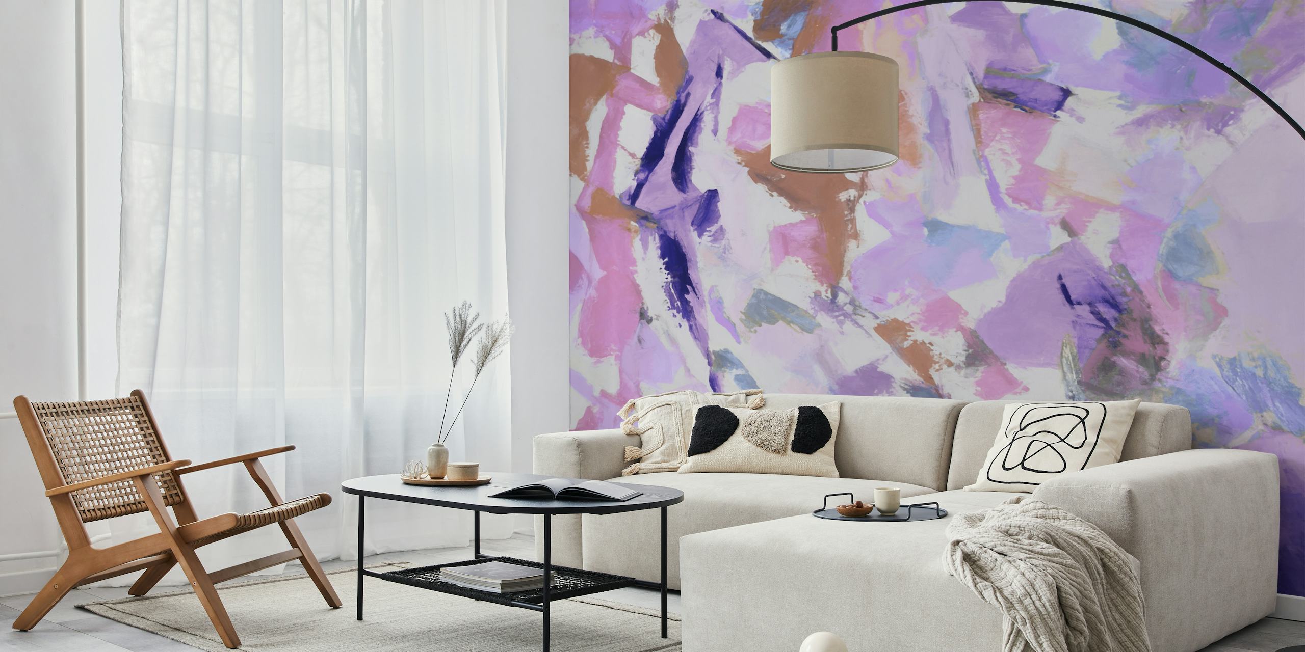 Muurschildering met abstracte penseelstreken in zachte paars- en rozetinten met hints van blauw en bruin