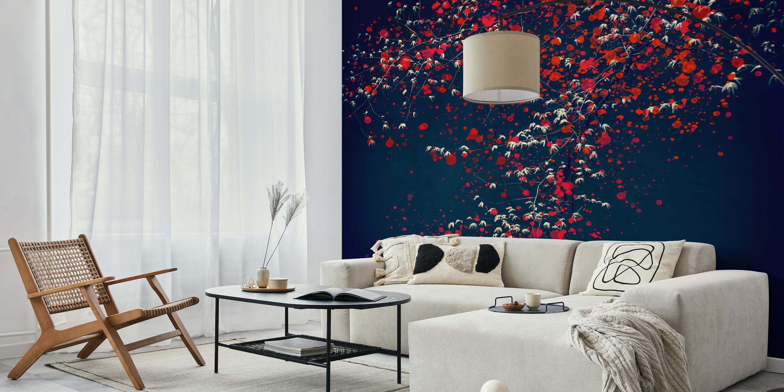 Abstrakti seinämaalaus puusta, jossa on punaisia ja valkoisia kukkia tummansinistä taustaa vasten