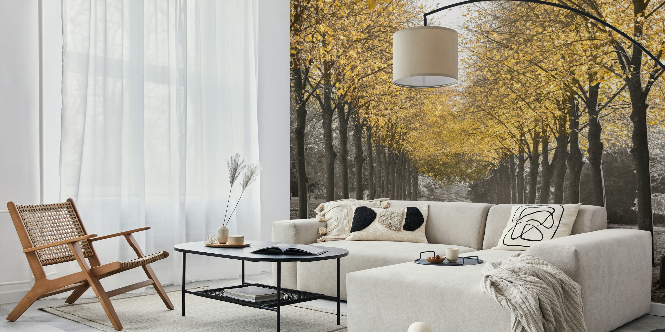 Elegante mural de parede de um caminho arborizado com folhas douradas, em tons monocromáticos e dourados.