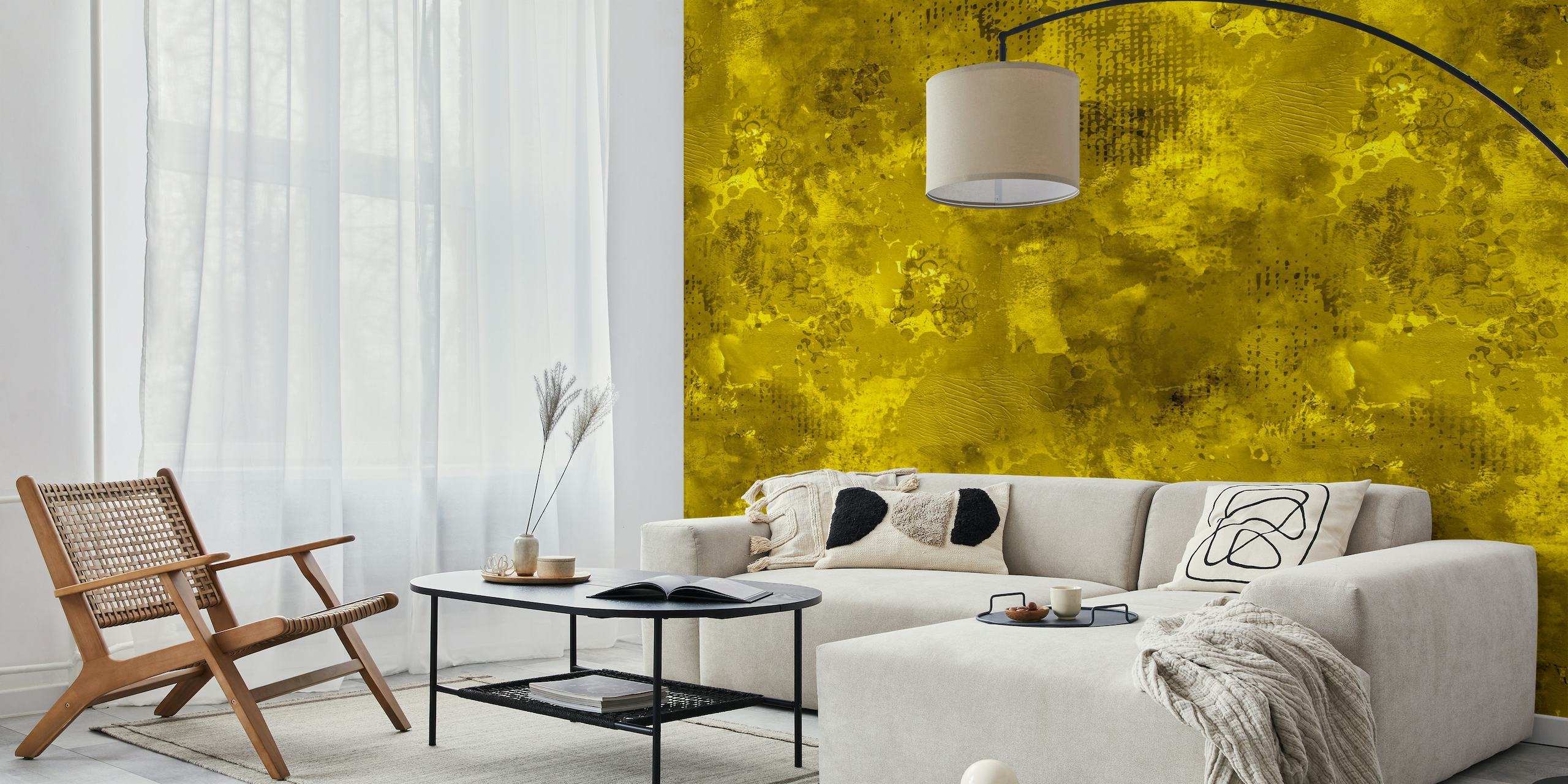 Dinamico e audace murale moderno astratto con vernice gialla che crea una vivida dichiarazione visiva.