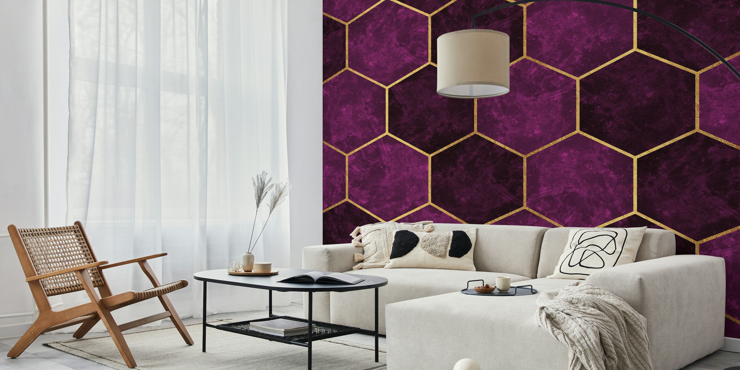 Dark Plum Luxury Pink Hexagons behang in een kamer