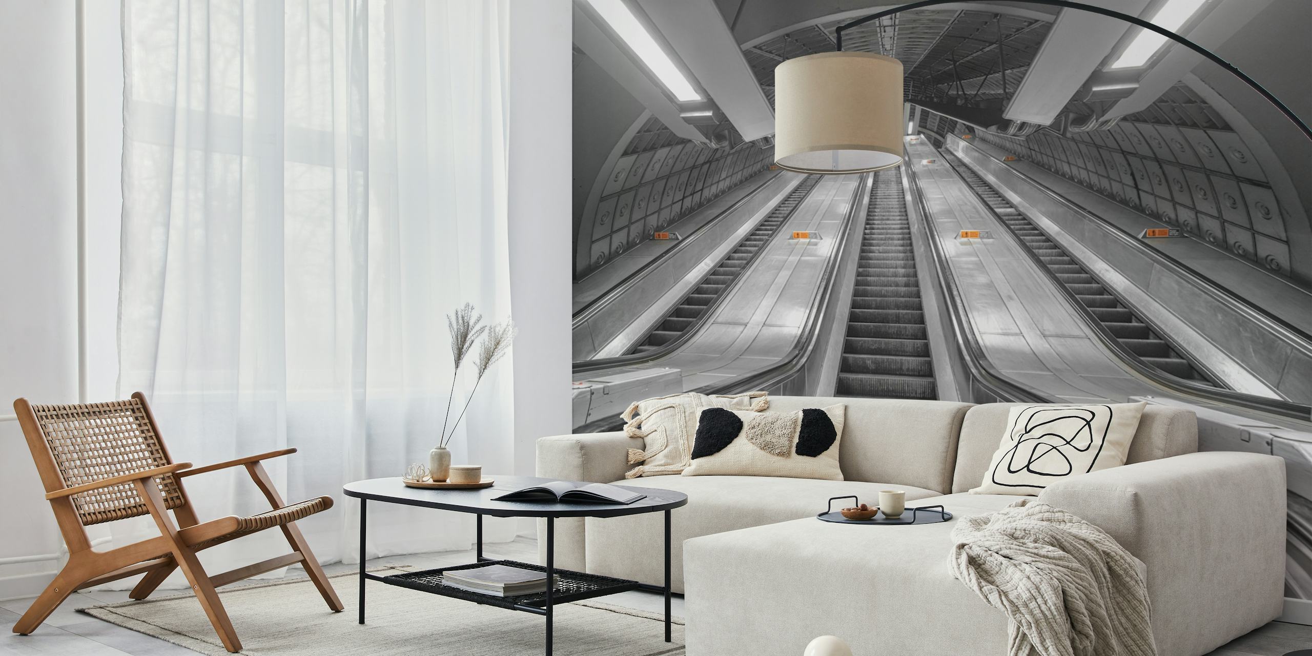 Schwarz-weißes Wandbild mit U-Bahn-Rolltreppen, die in einem symmetrischen Muster nach oben führen