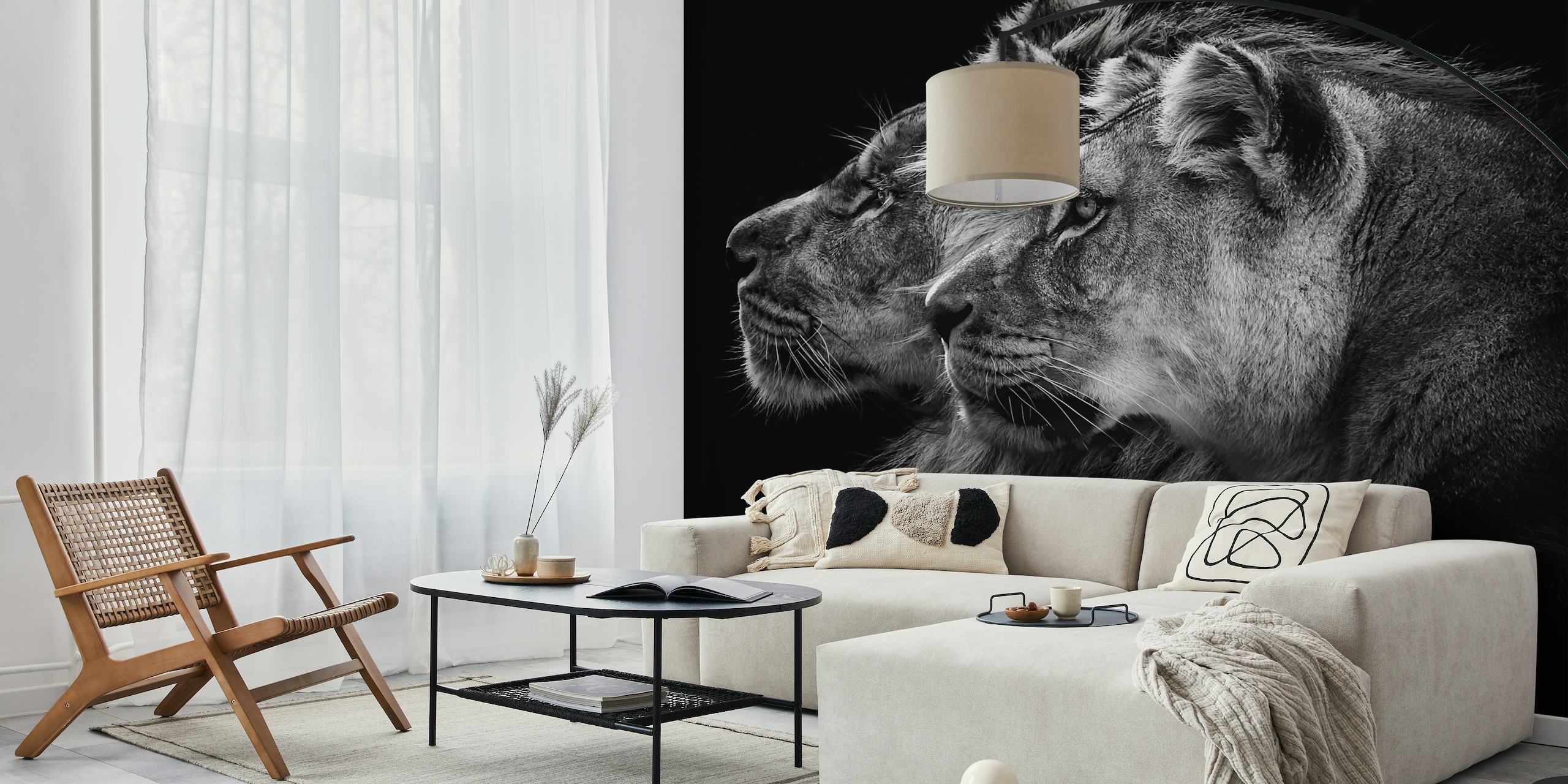 Mural en blanco y negro de un león y una leona de perfil sobre un fondo oscuro