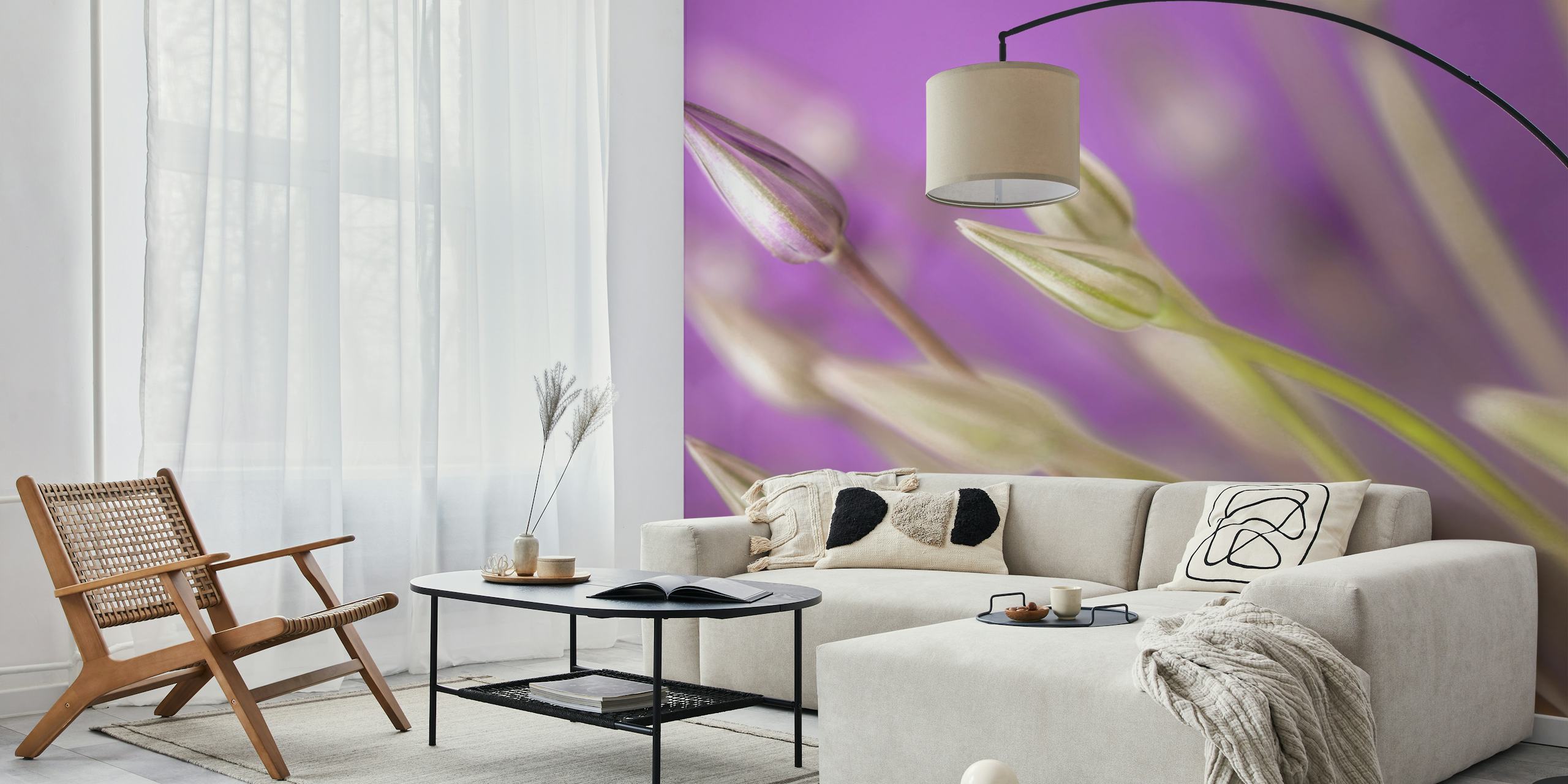 Lähikuva violeteista Allium-kukista pehmeällä taustalla seinämaalauksessa