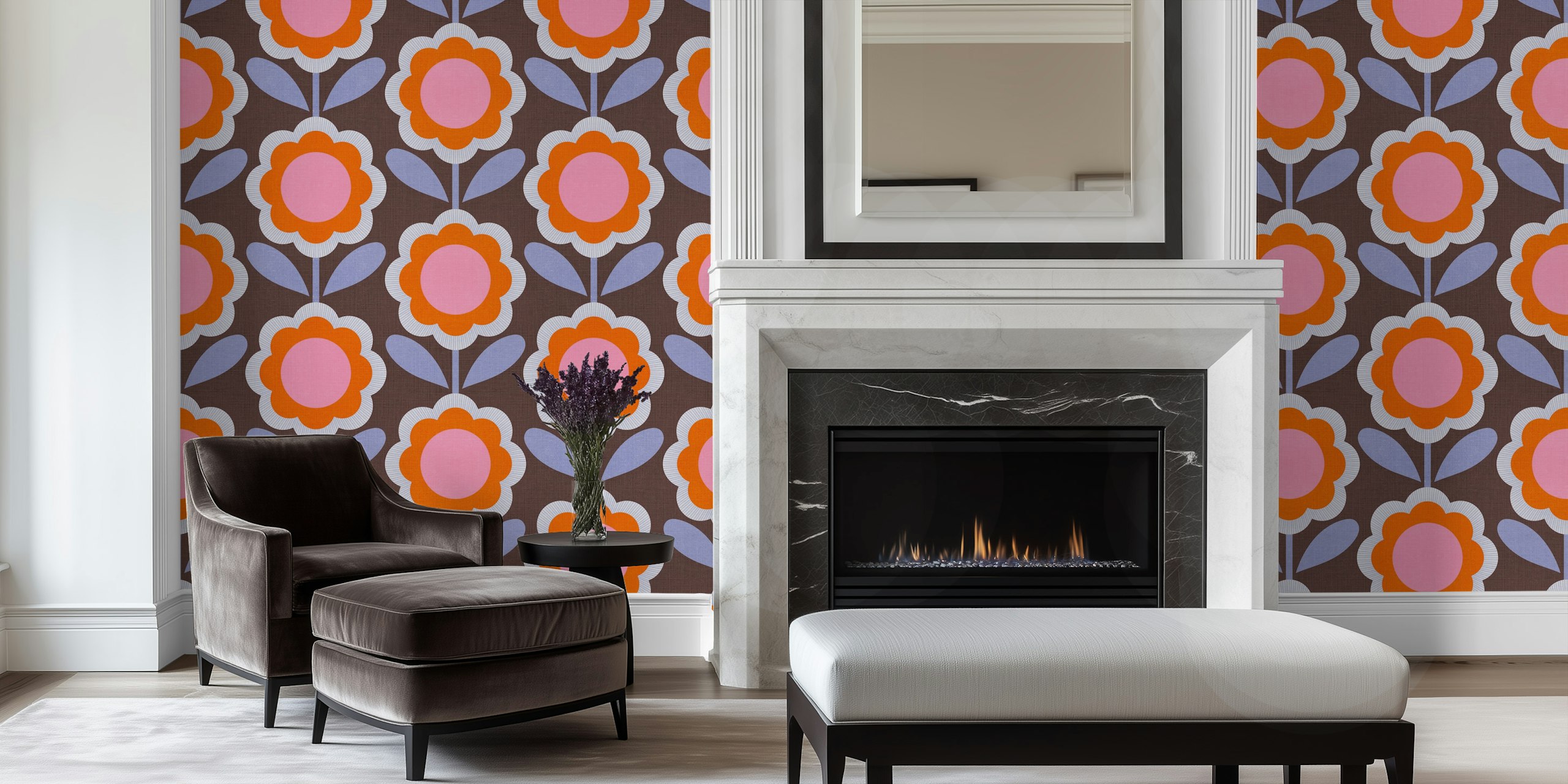 Retro Blumendekor mit orange, rosa und lila Blumen auf braunem Hintergrund Tapete