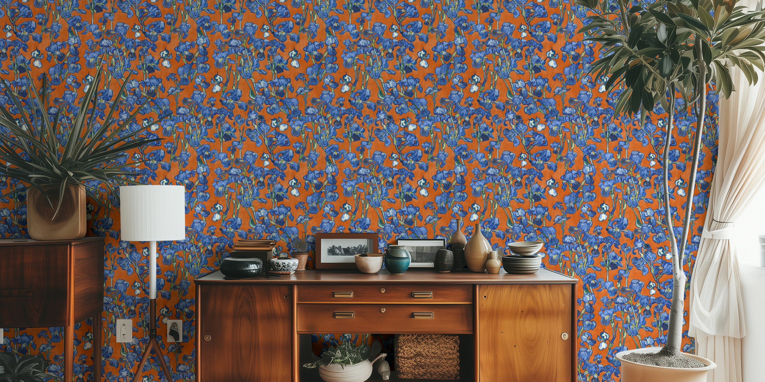 Van Gogh Irises Pattern in orange and cobalt blue en una configuración de habitación