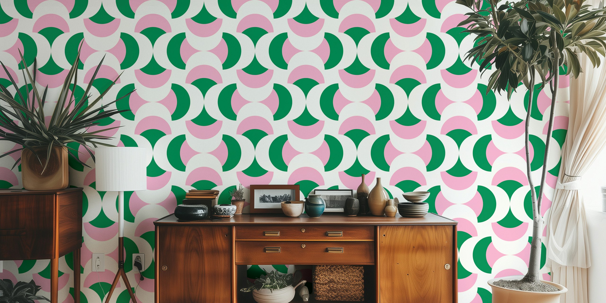 Green pink retro abstract wallpaper σε ένα δωμάτιο