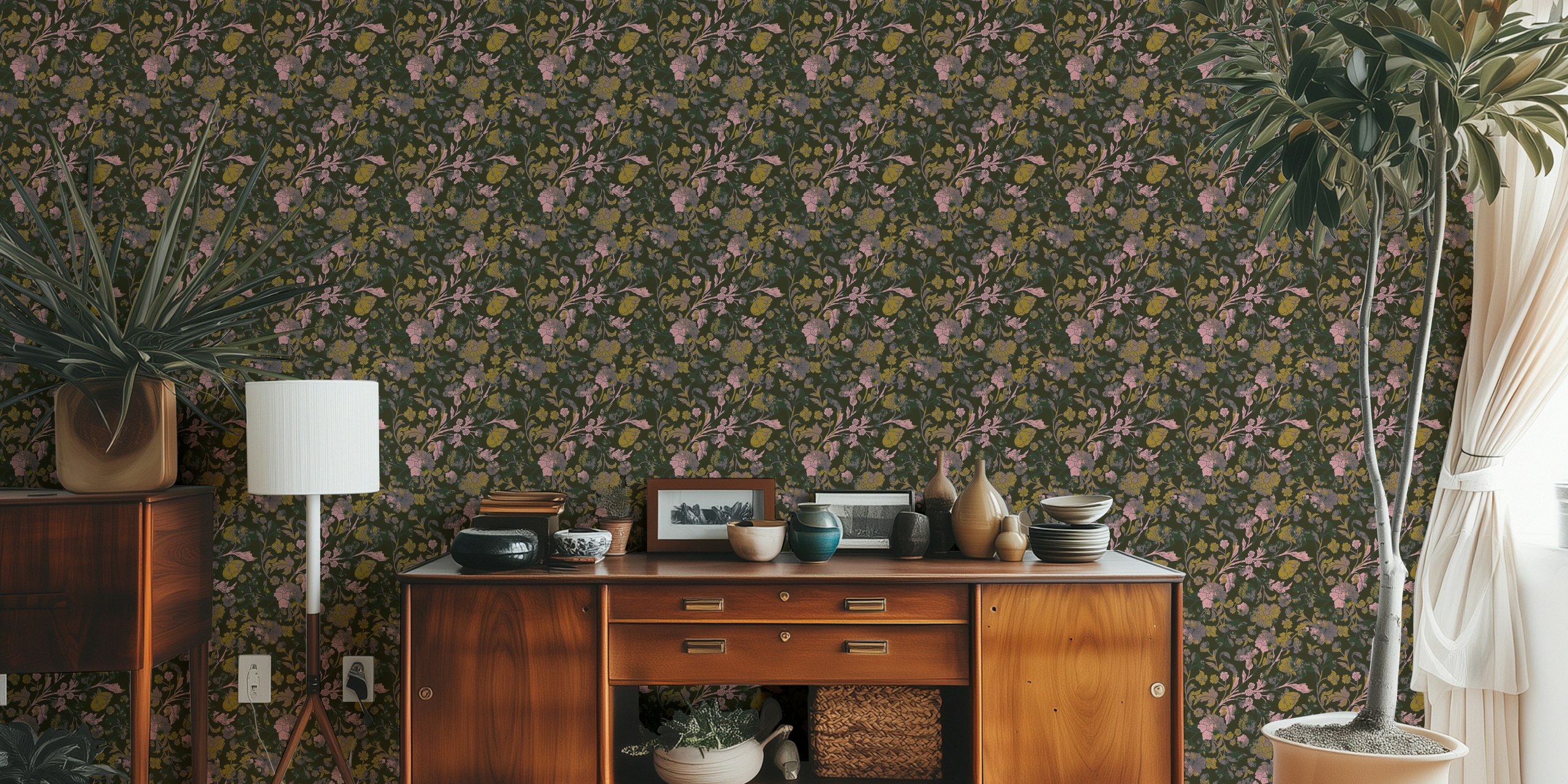 Dunkles Blumenwandbild mit rosa und gelben Blüten auf einem strukturierten Hintergrund