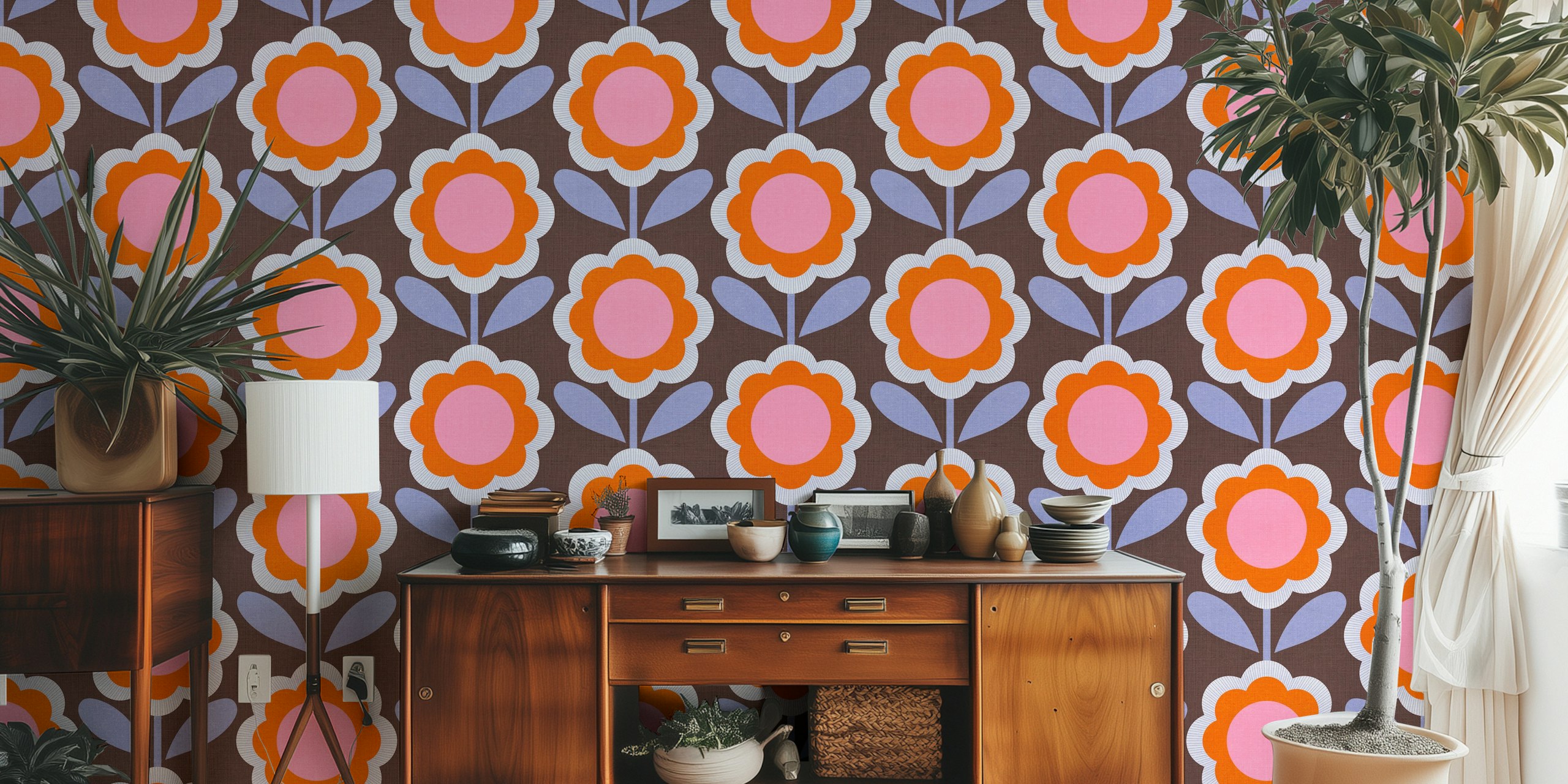 Retro Blumendekor mit orange, rosa und lila Blumen auf braunem Hintergrund Tapete