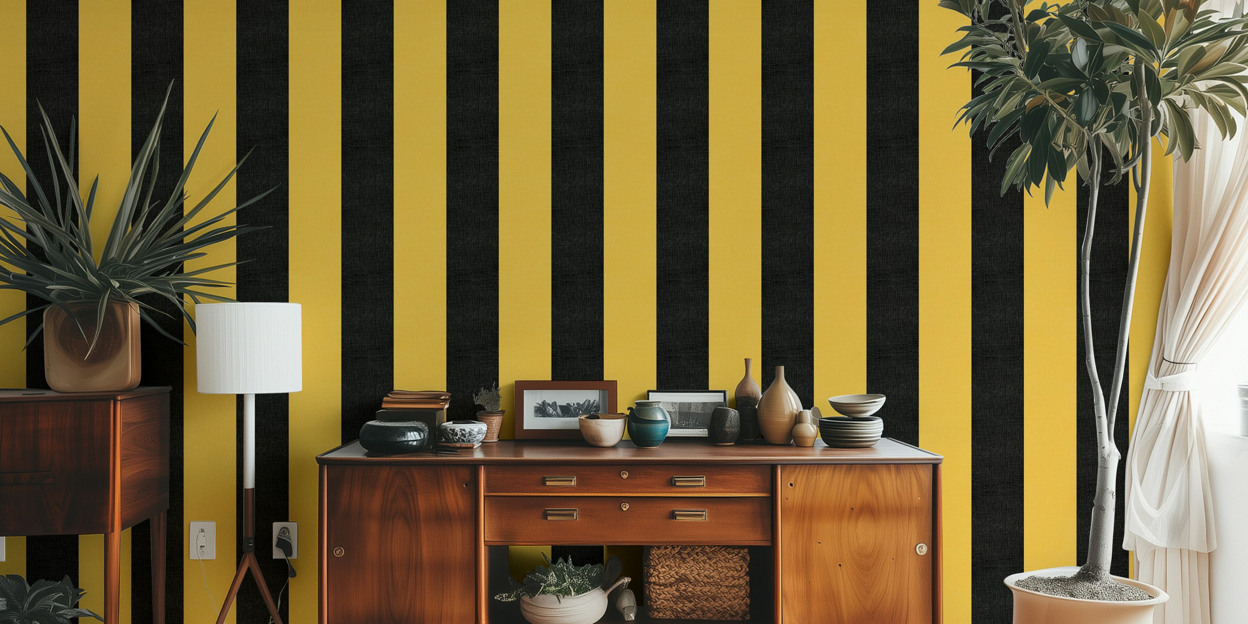 Papel pintado a rayas negro y amarillo en una habitación
