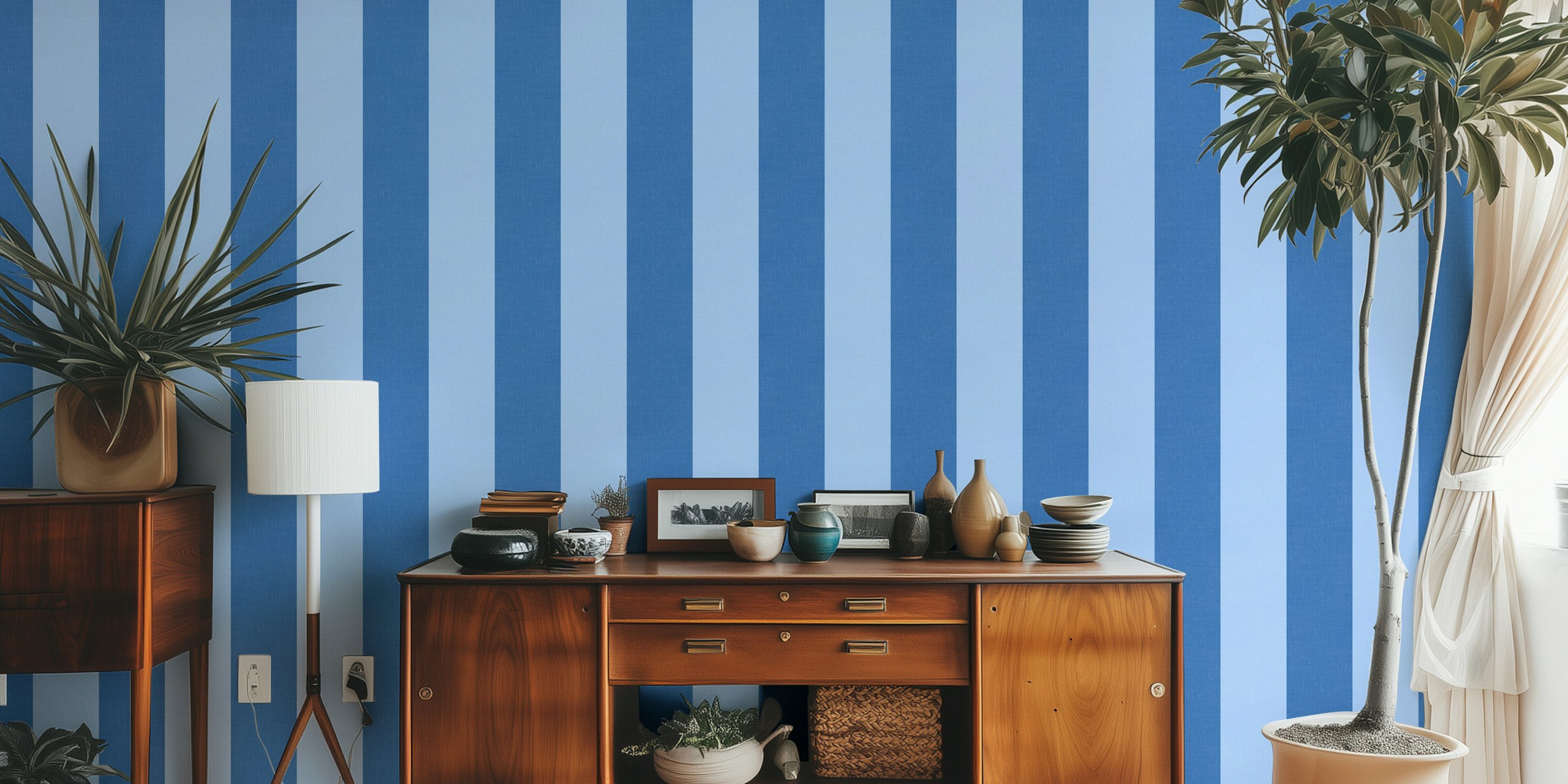 Wide textured blue stripes papel de parede em um quarto