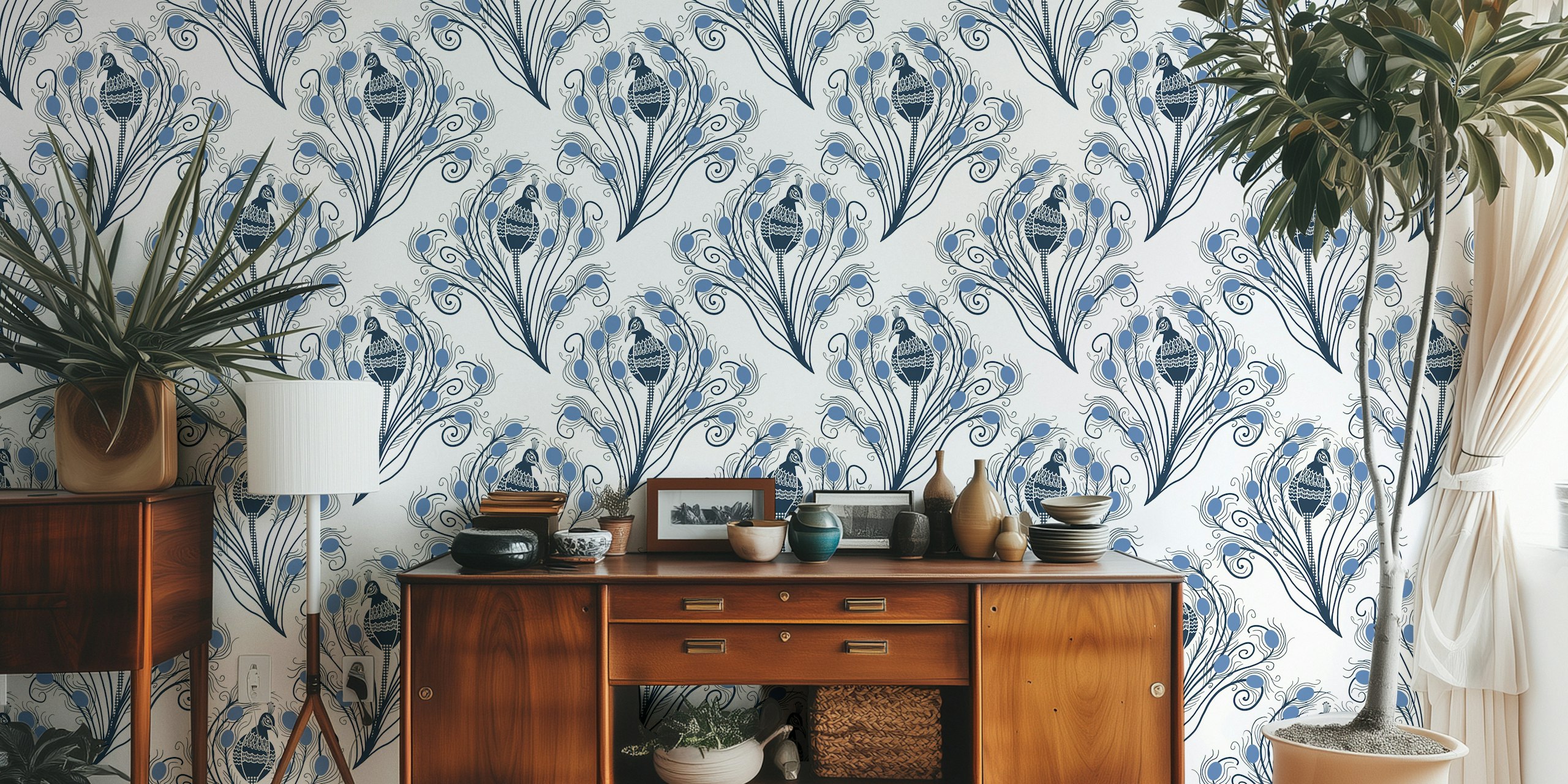 Pauwenveren in blauwe tinten op beige achtergrond wallpaper