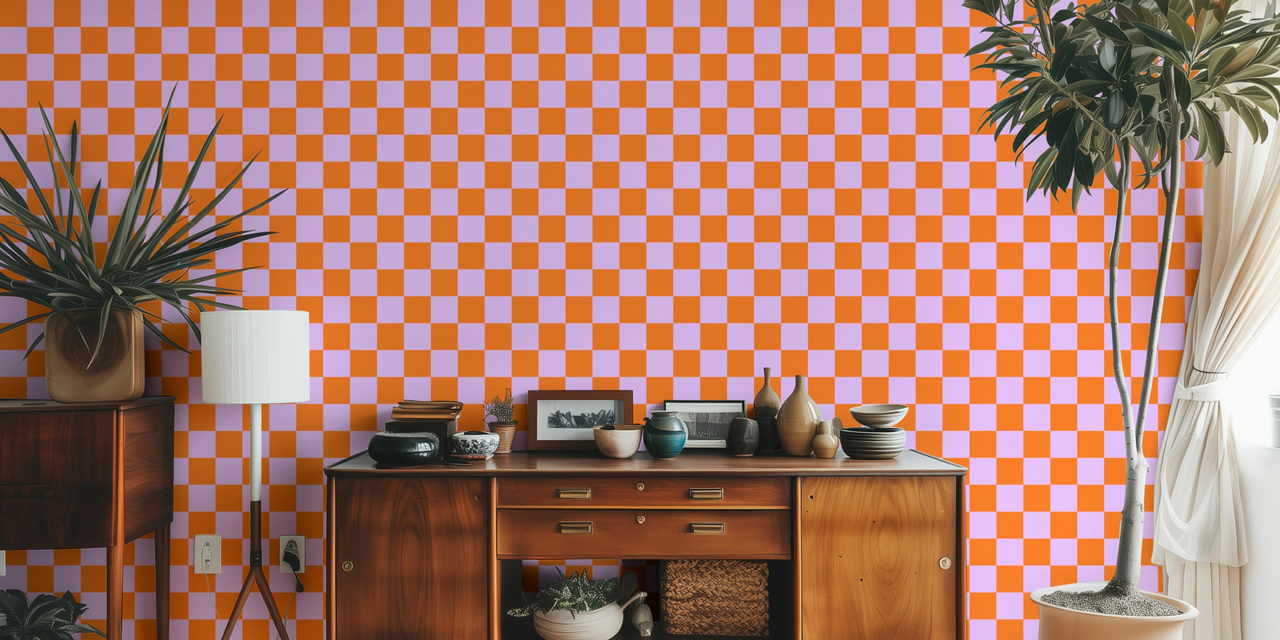 Orange og lilac checker tapet i et rum