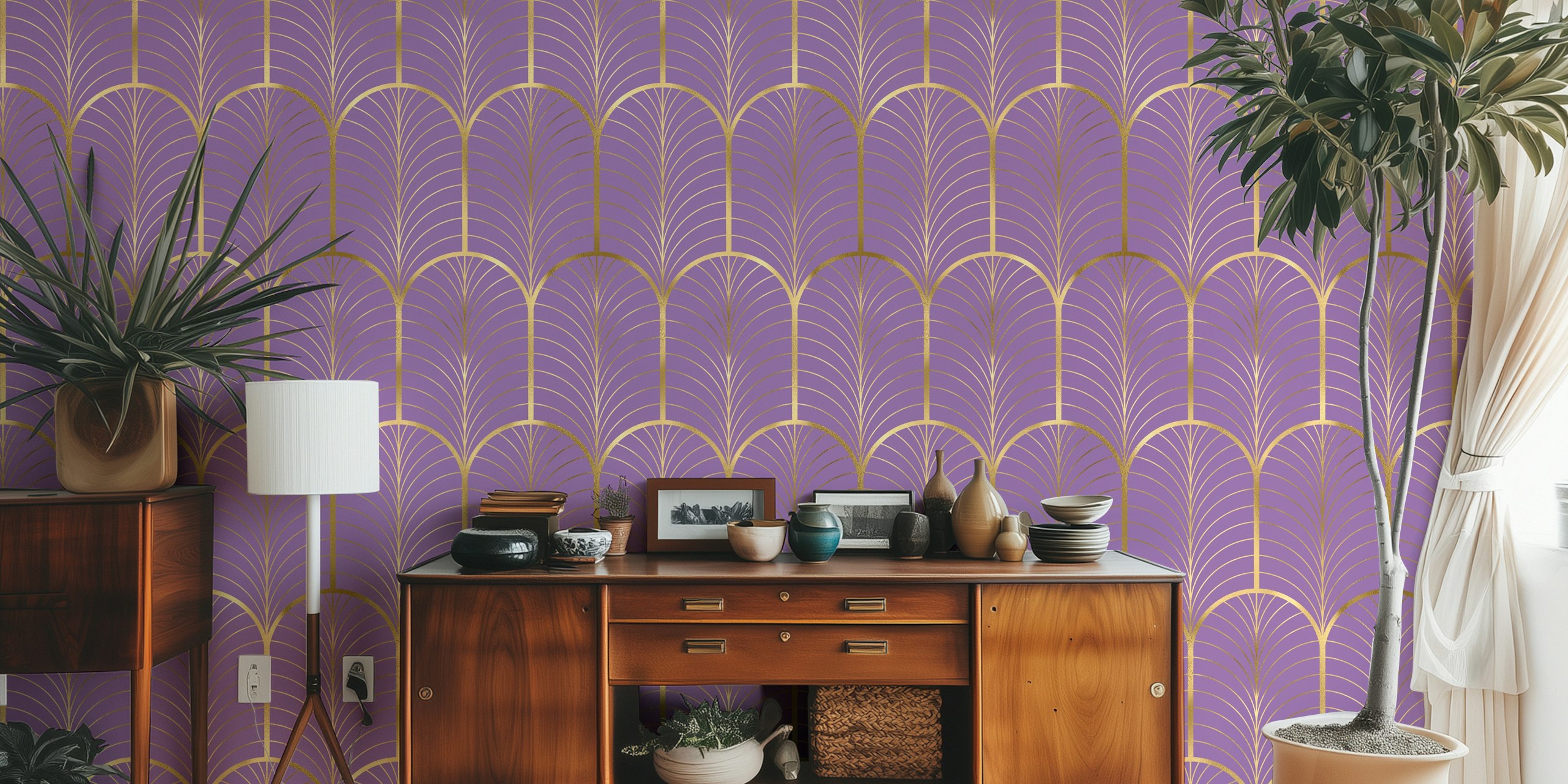 Art Deco gold και purple ταπετσαρία σε ένα δωμάτιο