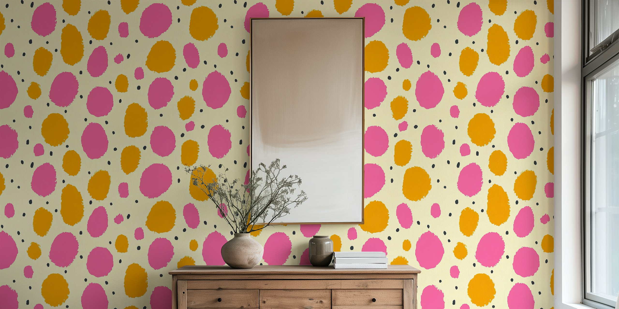Pink og mustard prikkete tapet i et rom