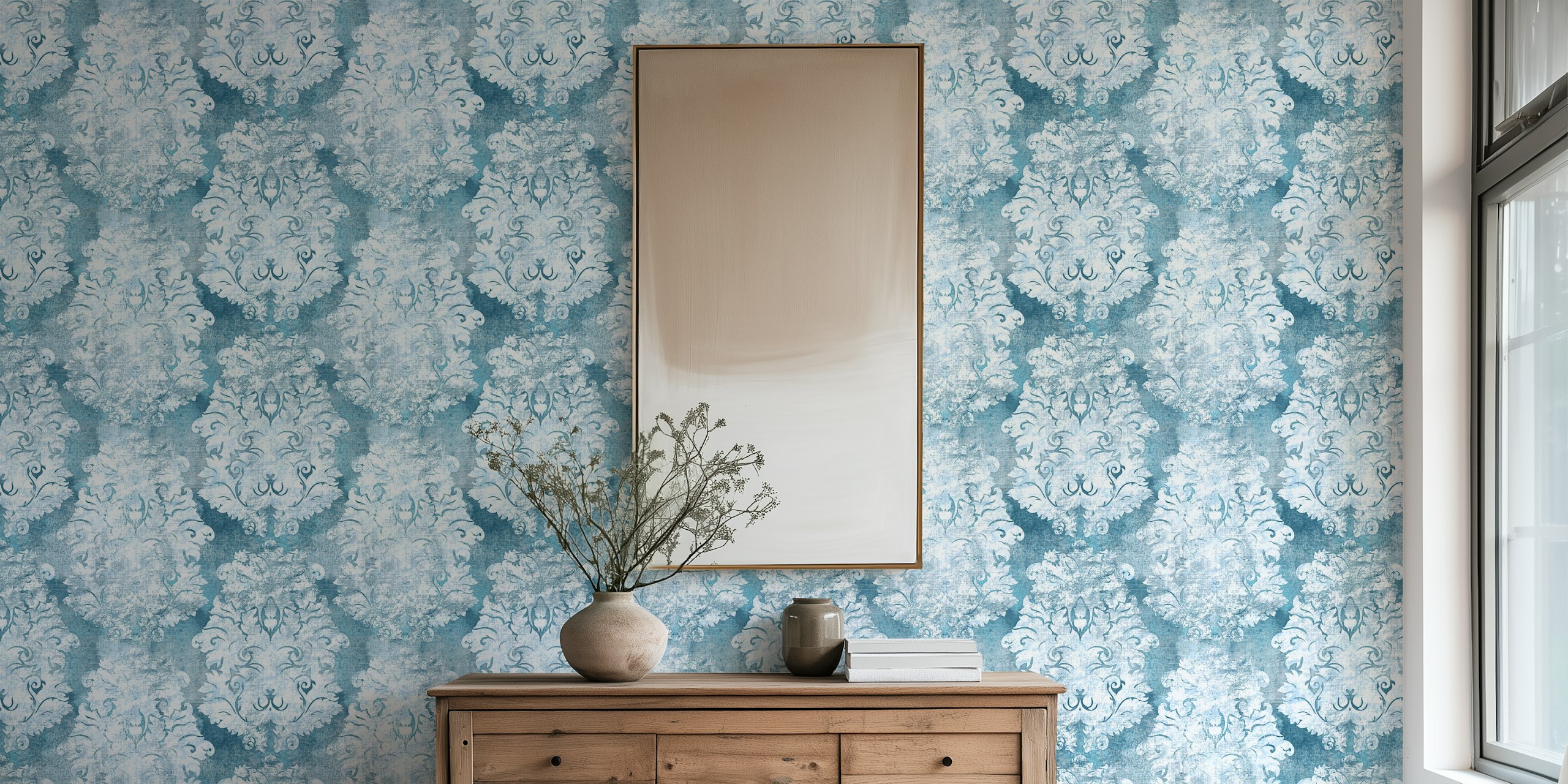 Papier peint mural antique à motif damassé bleu sarcelle avec des motifs floraux blancs.